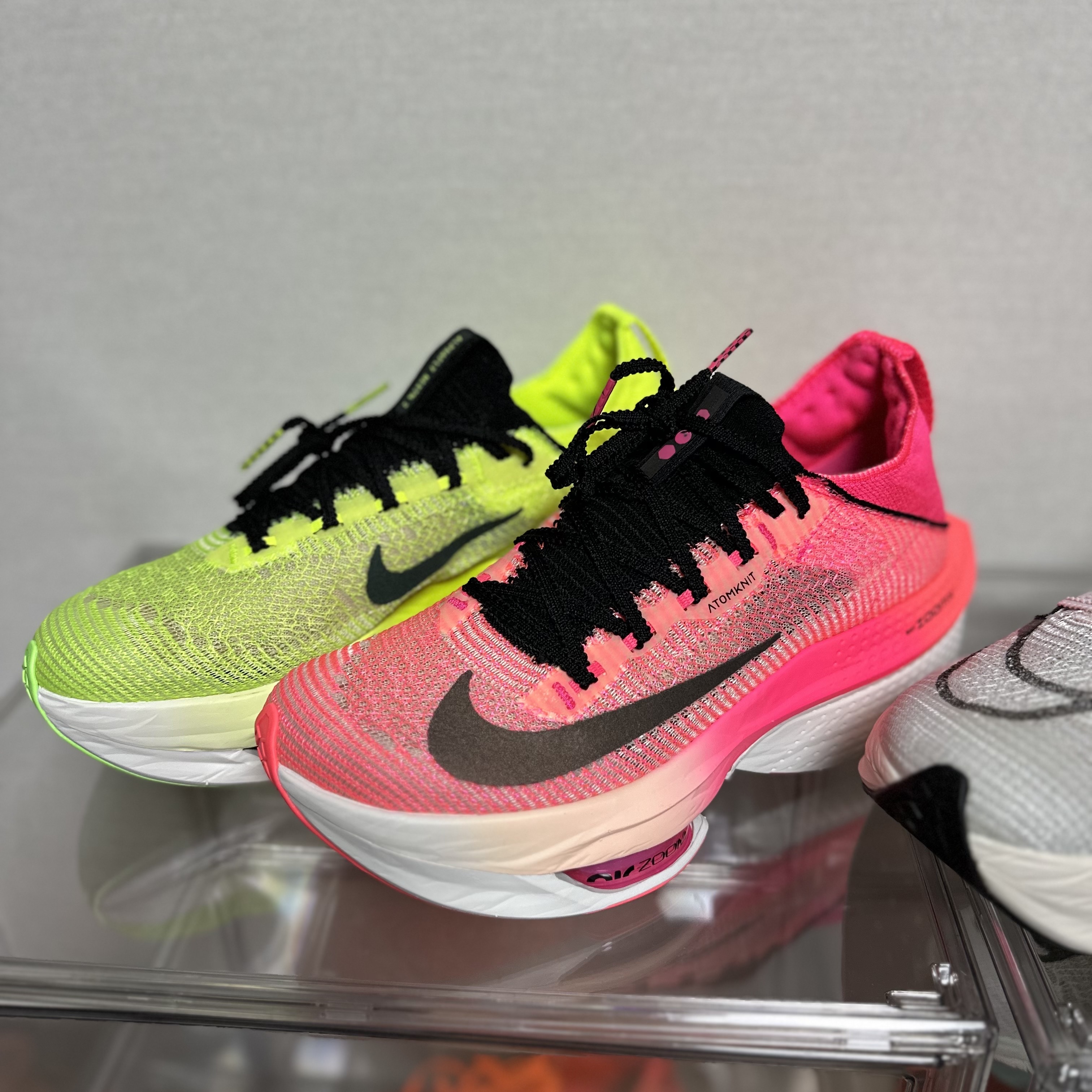Nike Air Zoom Alphafly Next% 2 Luminous Green Crimson Tint, Nike Air Zoom Alphafly Next% 2 Proto White 착용 스타일 - 1