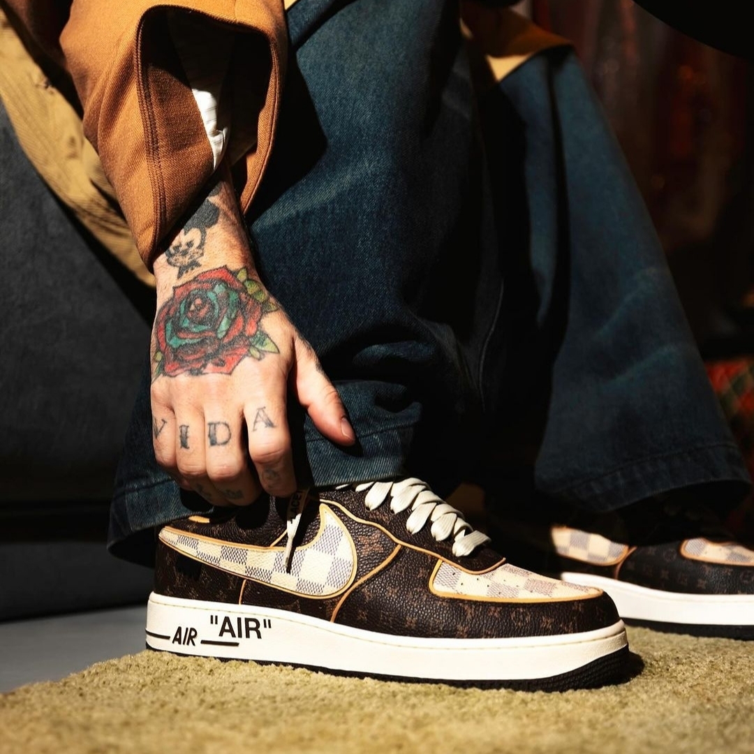 Louis Vuitton x Nike Air Force 1 Low by Virgil Abloh Monogram Brown Damier Azur & Pilot Case Taurillon Monogram Leather 착용 스타일 - 4