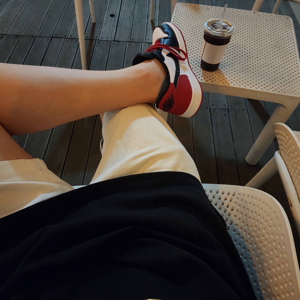 Jordan 1 Retro Low OG Black Toe 착용 스타일 - 4