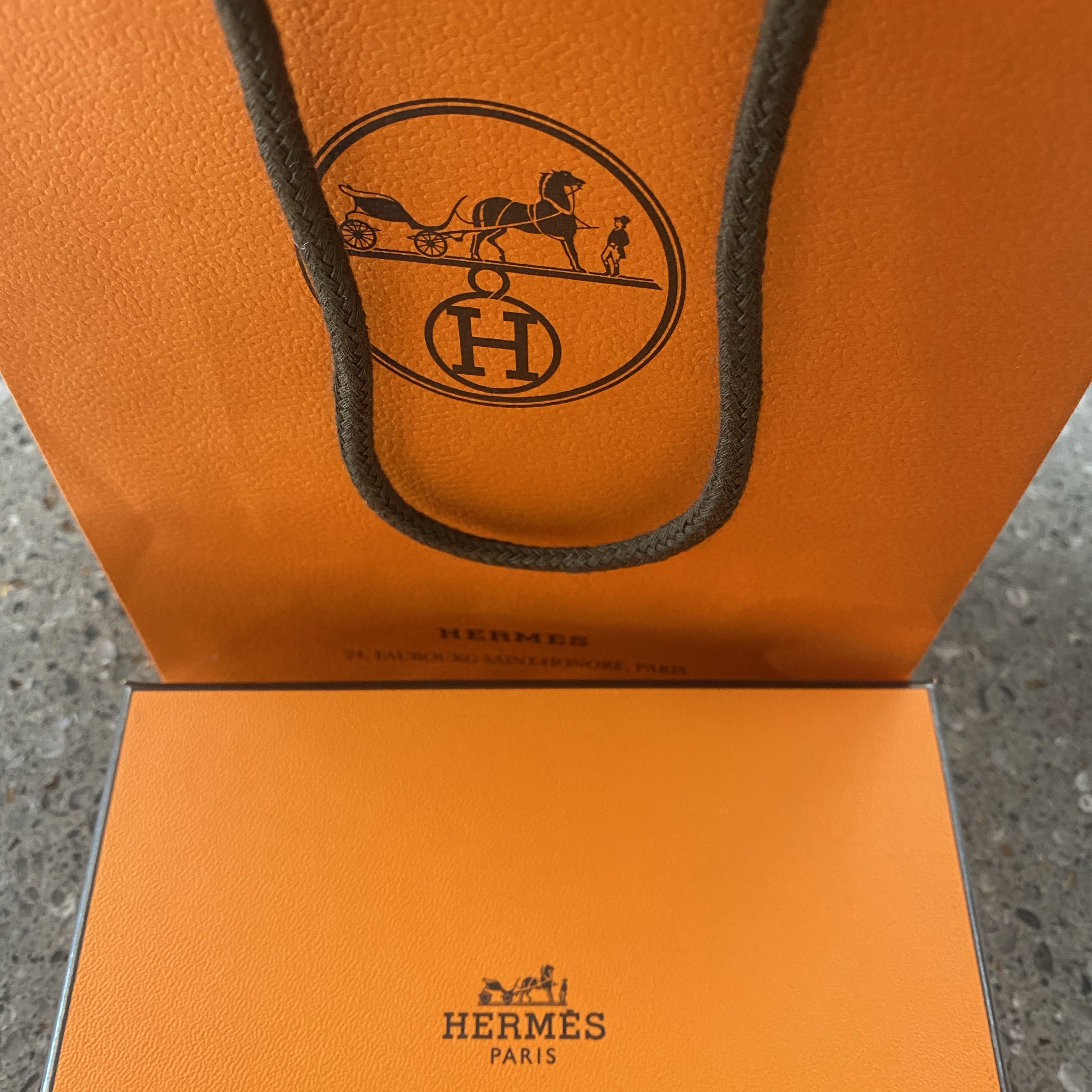 Hermes Bearn Compact Wallet Epsom & Palladium Gold 착용 스타일