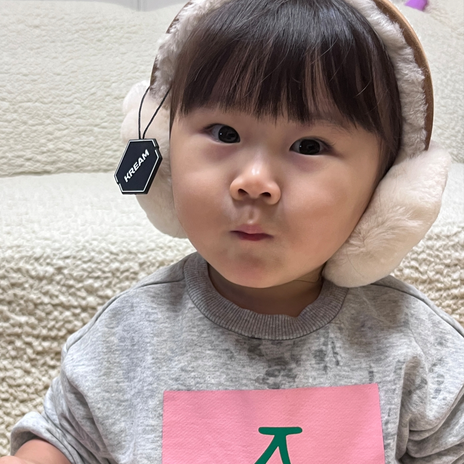 (W) UGG Embroidered Logo Earmuff Chestnut 착용 스타일 - 2