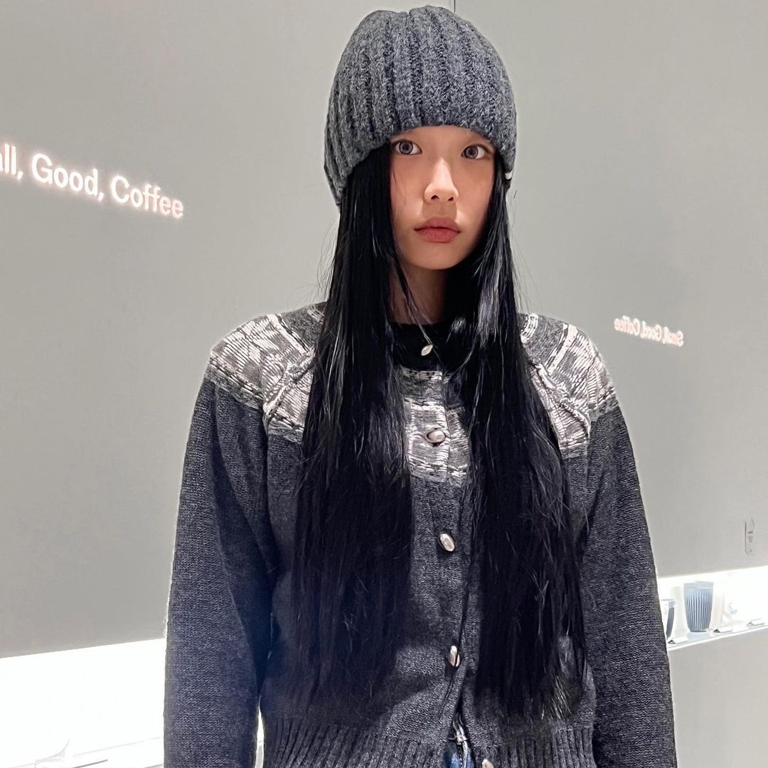 Yunse Women Nordic Cardigan Charcoal, [KREAM 단독] Yunse Hatch Logo Beanie Dark Grey 착용 스타일 - 1