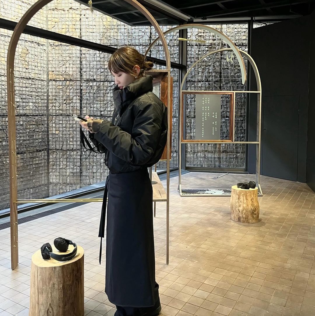 Yunse Women Lea Goose Jumper Black 착용 스타일