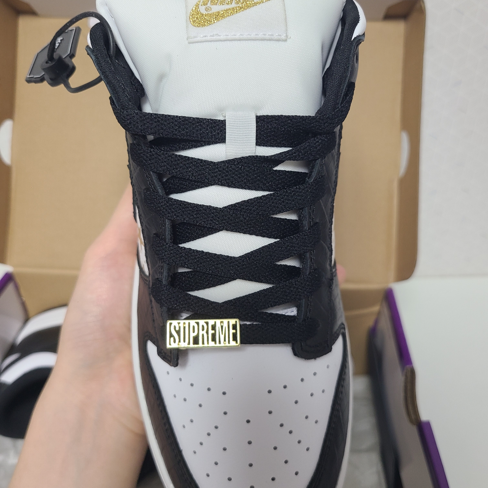 Nike x Supreme SB Dunk Low Black 착용 스타일 - 4