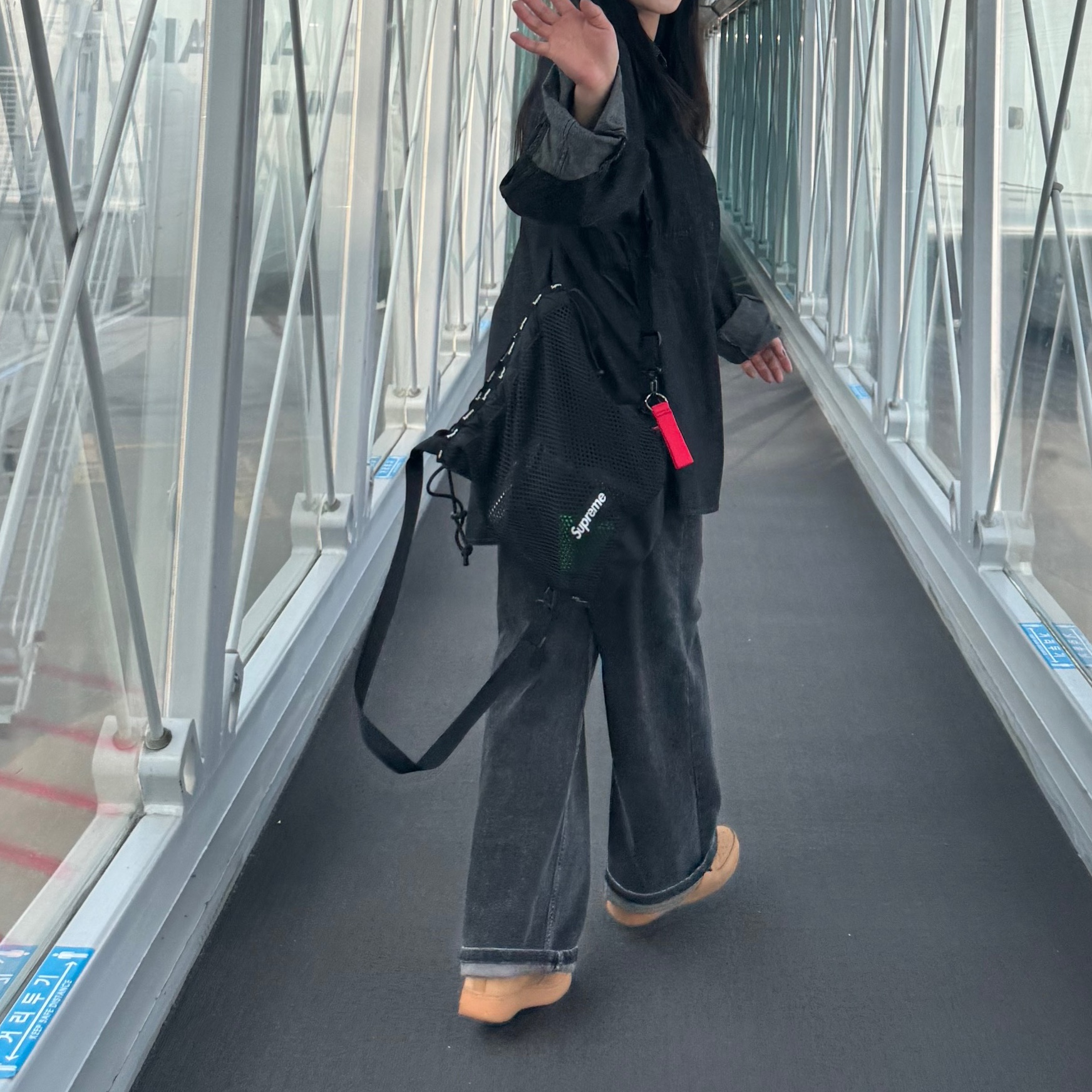 Supreme Mesh Small Backpack Black - 23SS, Supreme Webbing Keychain Red - 23SS 착용 스타일