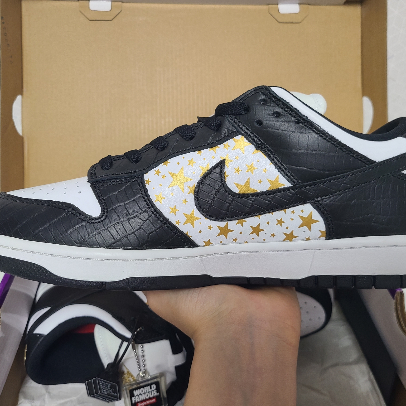 Nike x Supreme SB Dunk Low Black 착용 스타일 - 2