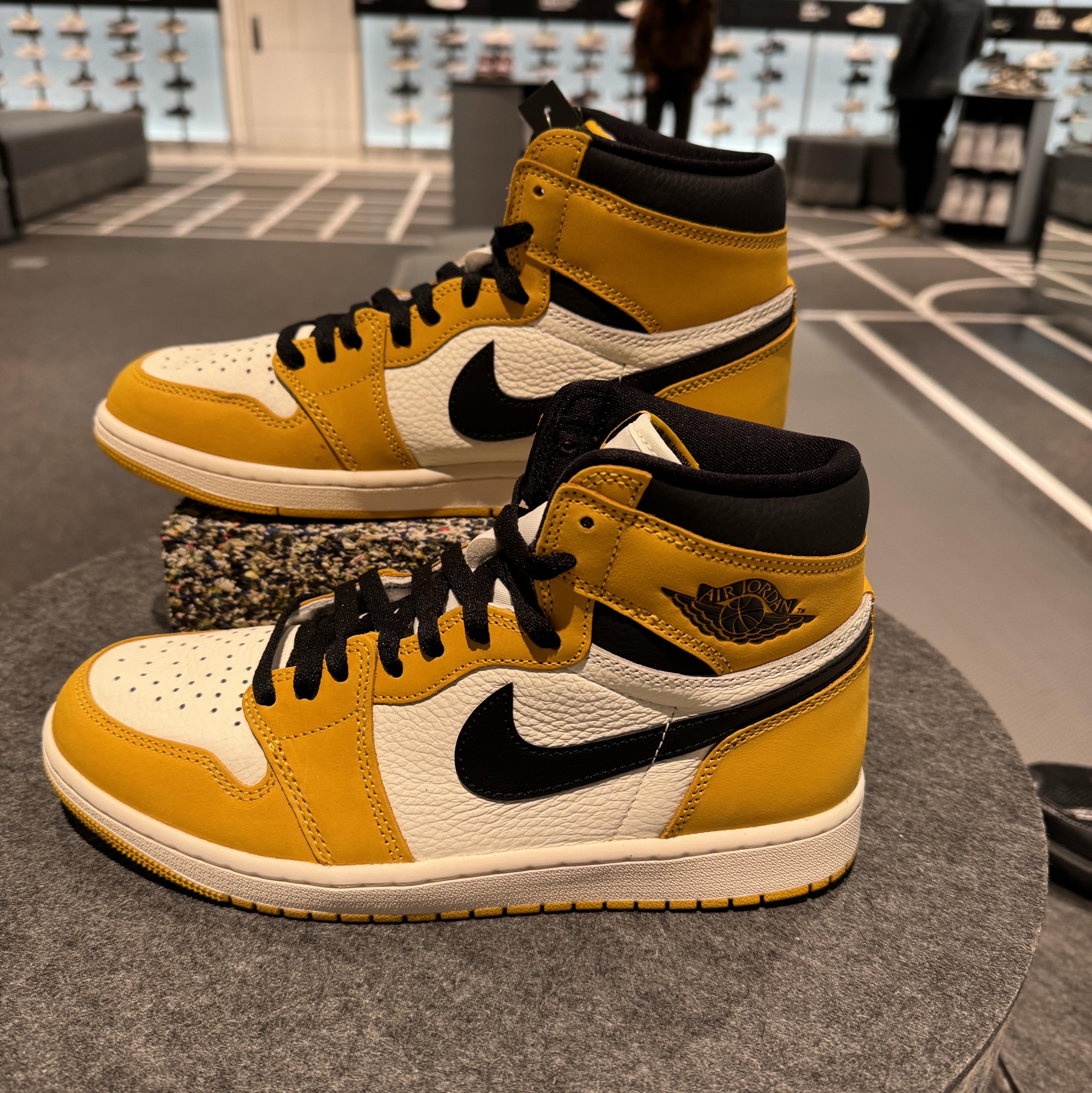 Jordan 1 Retro High OG Yellow Ochre 착용 스타일 - 1