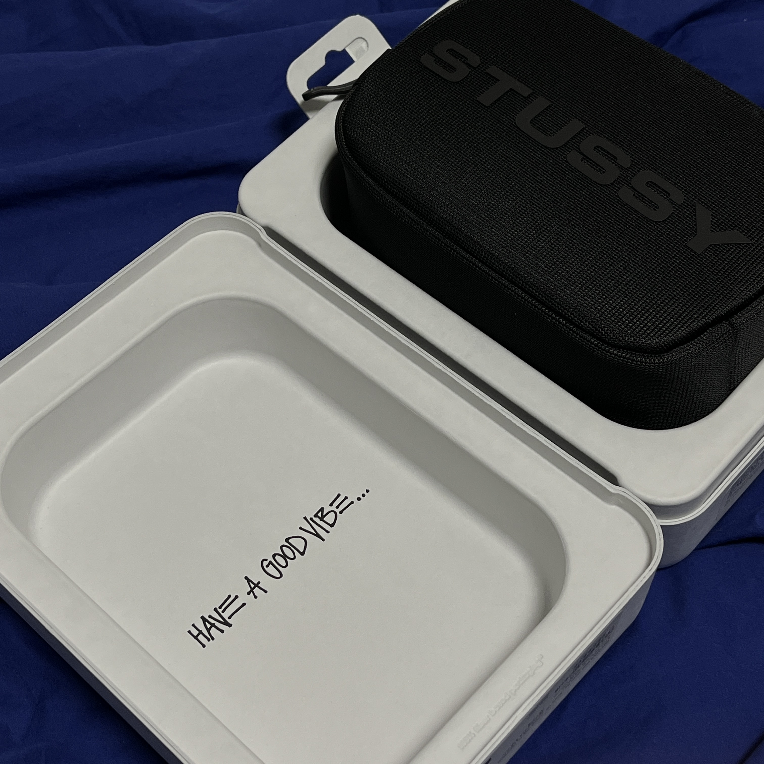 Stussy x Beats Studio Pro Wireless Headphone Black (Korean Ver.) 착용 스타일 - 3