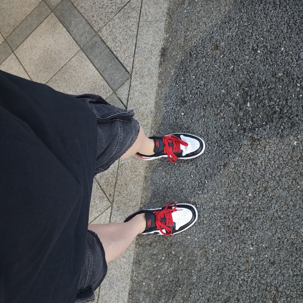 Jordan 1 Retro Low OG Black Toe 착용 스타일 - 5