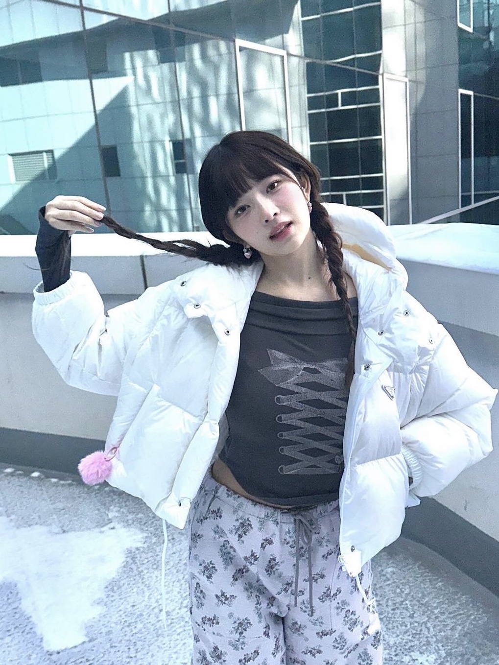 (W) Prada Re-Nylon Convertible Cropped Down Jacket White 착용 스타일 - 1
