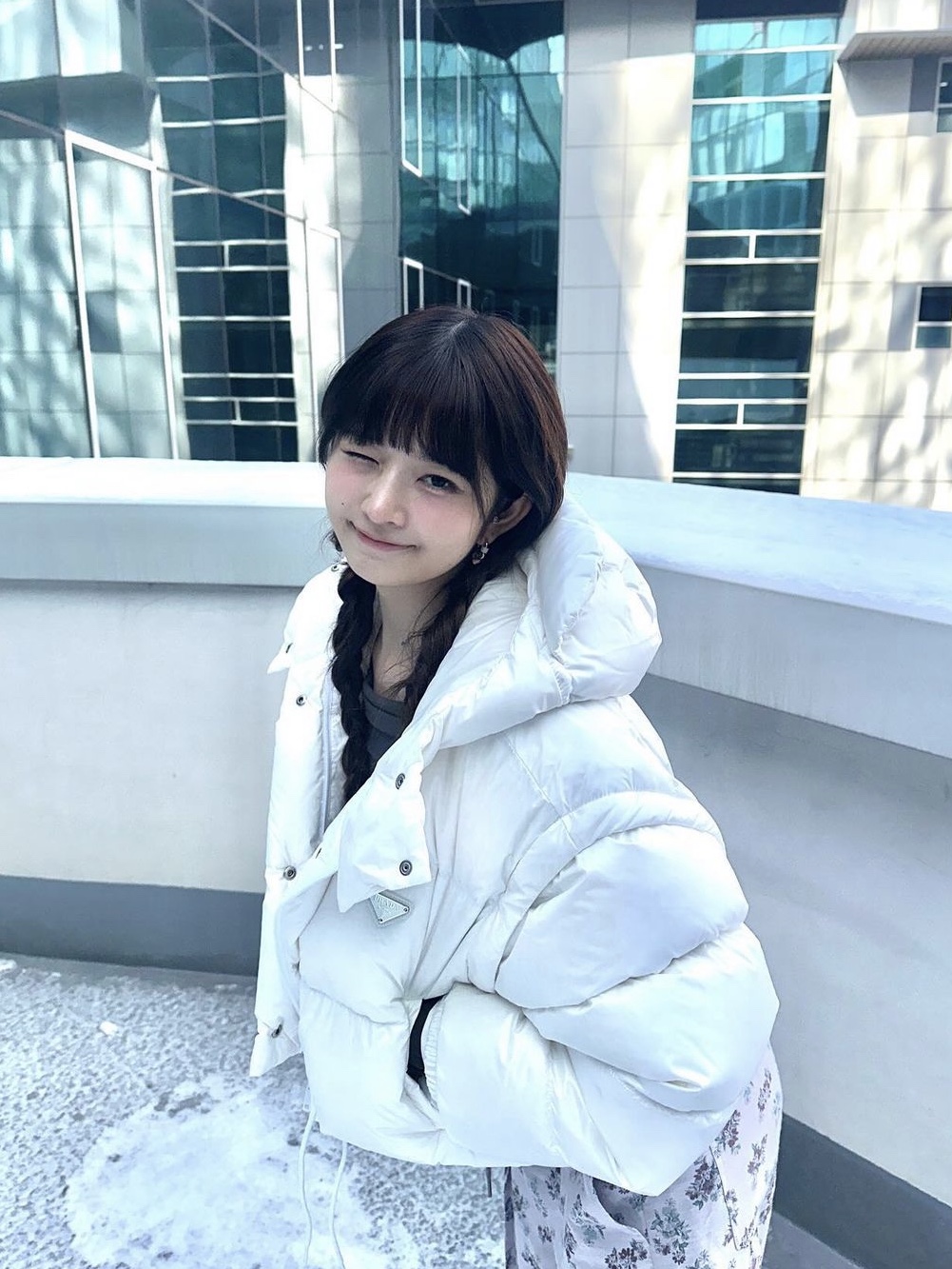 (W) Prada Re-Nylon Convertible Cropped Down Jacket White 착용 스타일 - 2
