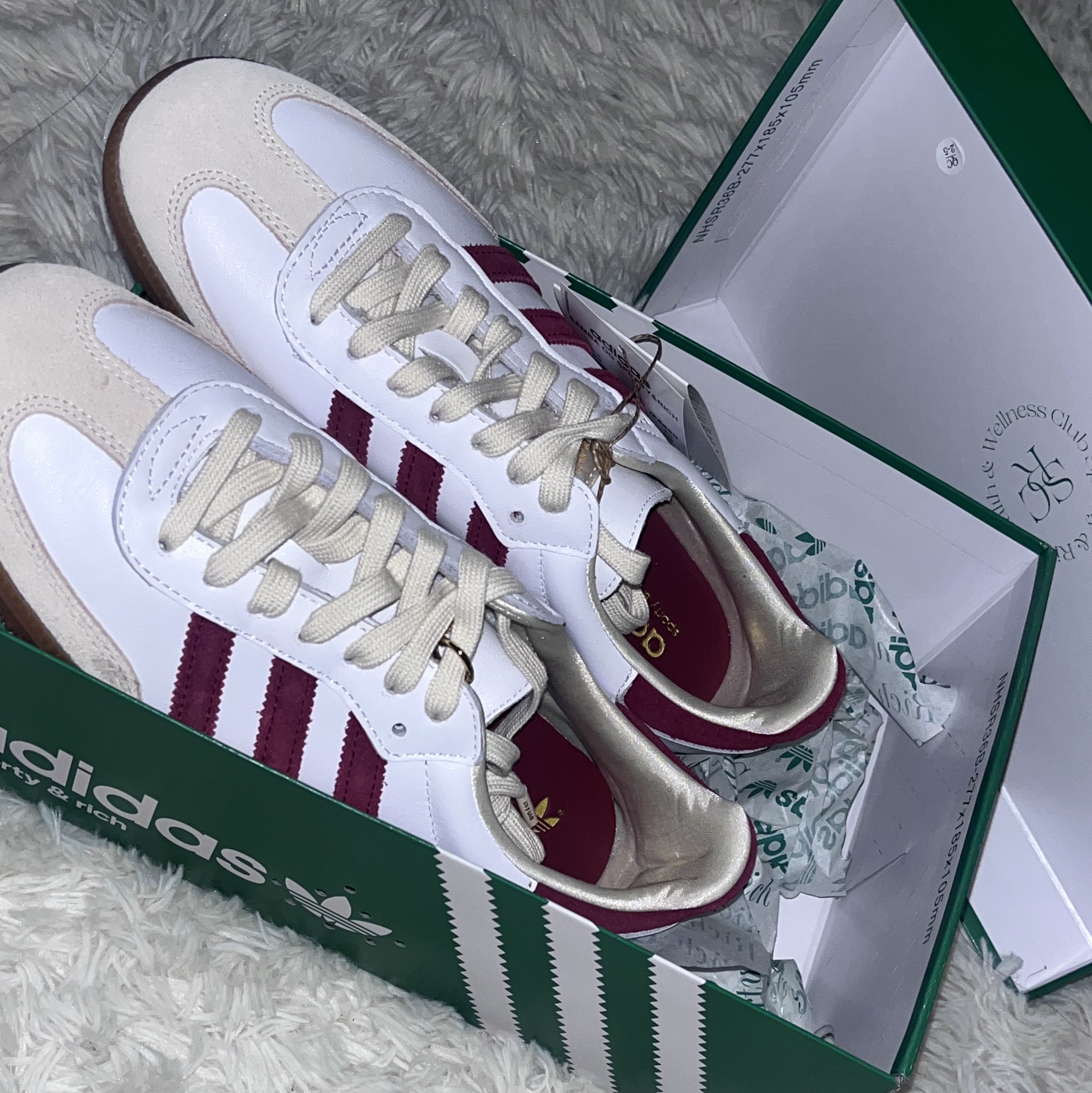 Adidas x Sporty & Rich Samba OG Cloud White Collegiate Burgundy 착용 스타일 - 1