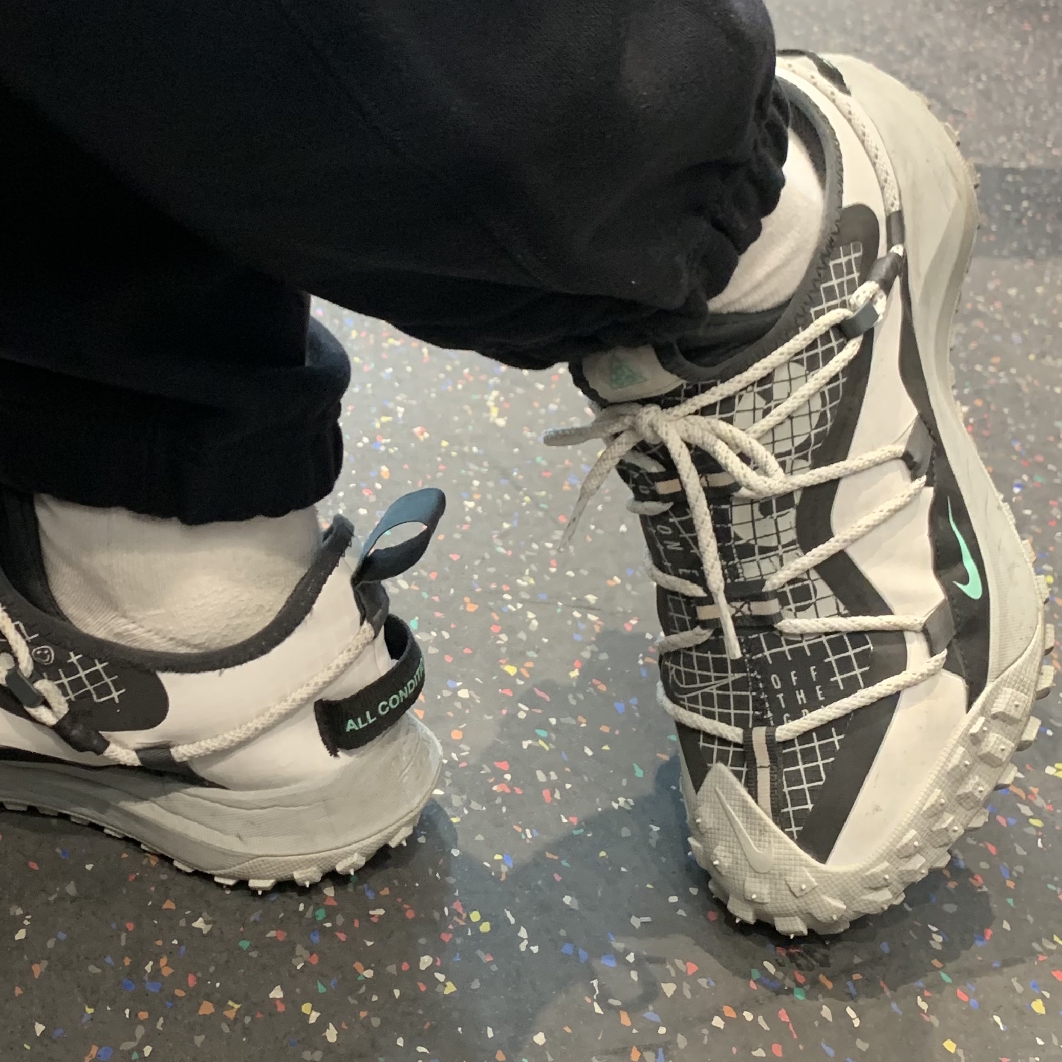 Nike ACG Mountain Fly Low SE White and Black, Nike ACG T-Shirt Summit White - Asia 착용 스타일 - 1