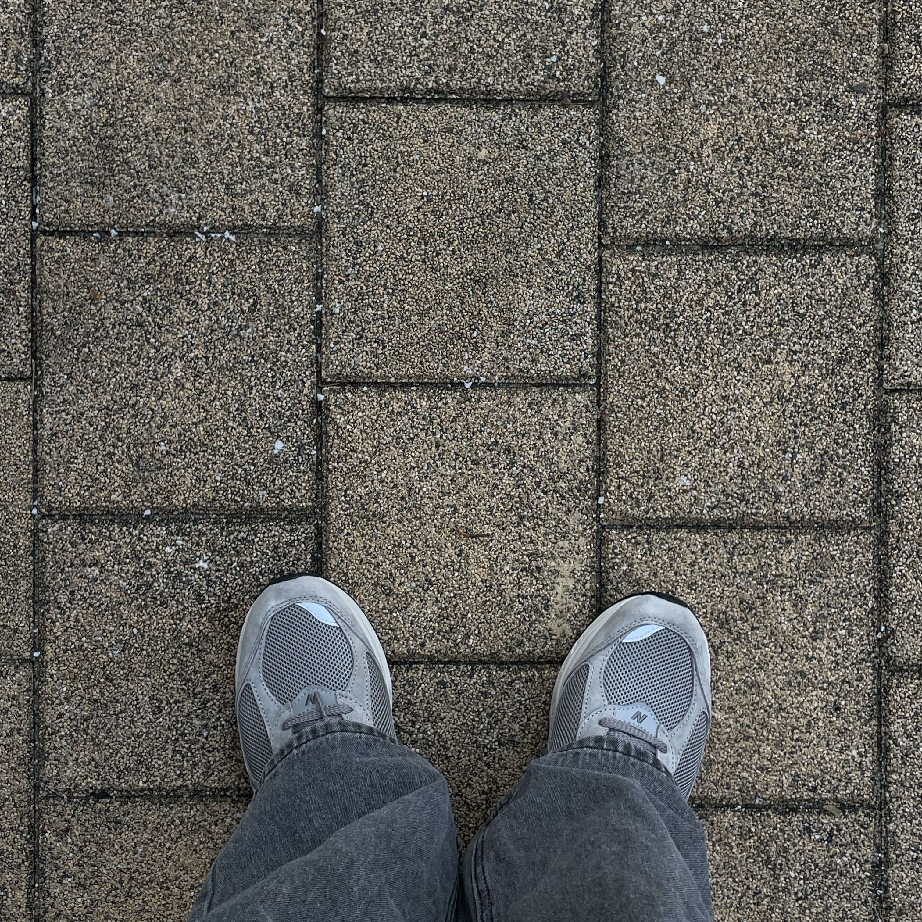 New Balance 2002R Grey 착용 스타일