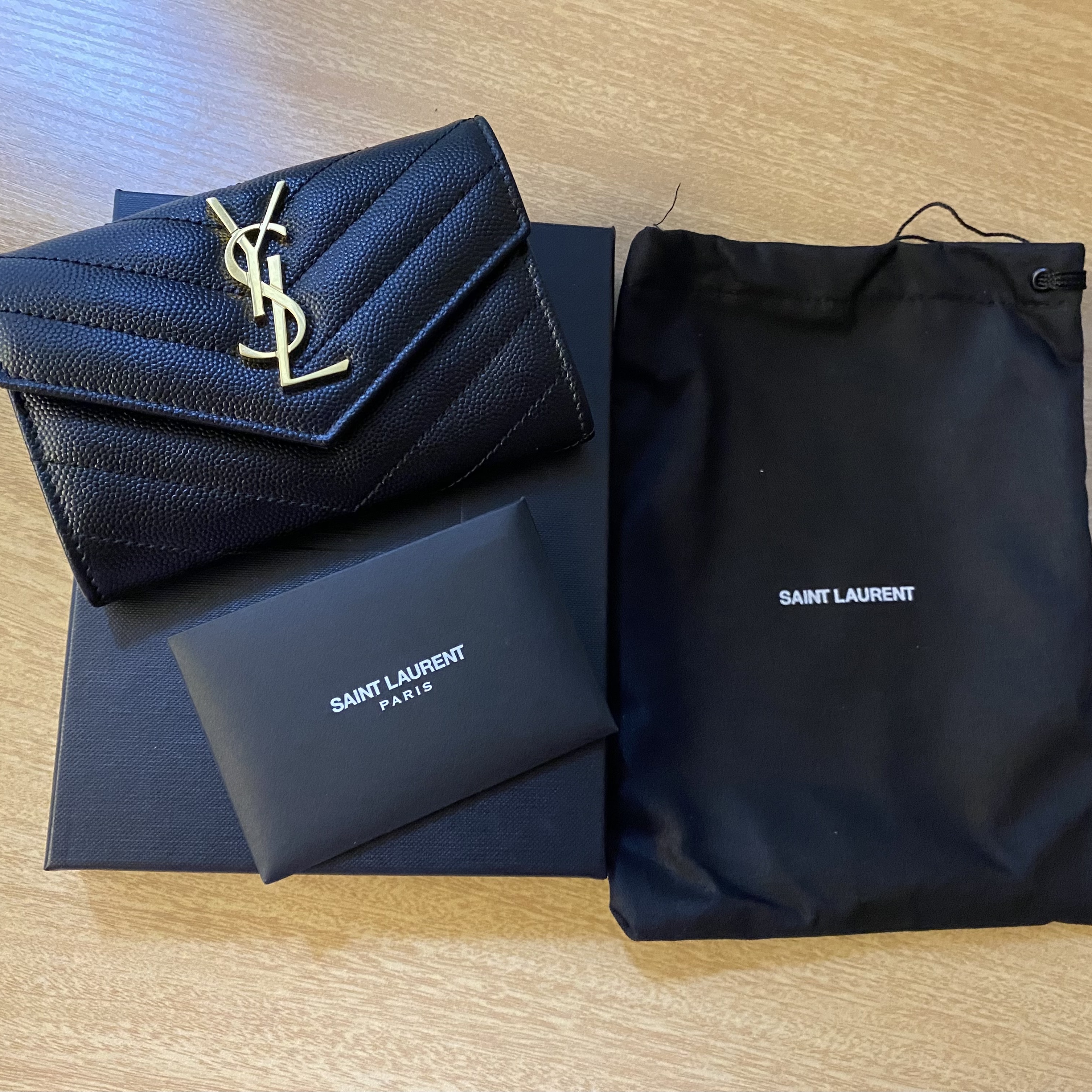 Saint Laurent Cassandre Matelasse Small Envelope Wallet in Grain de Poudre Embossed Leather Black Gold 착용 스타일