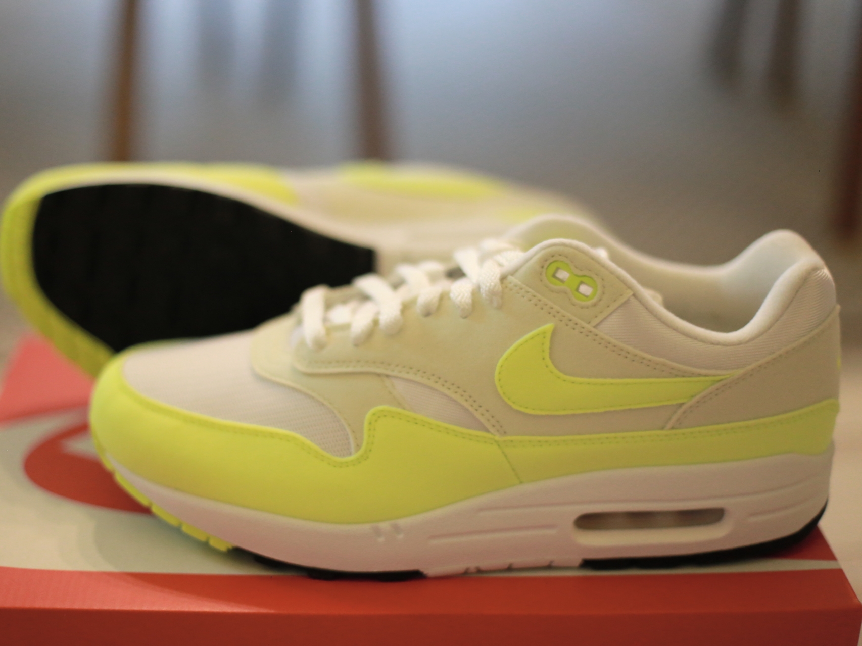 (W) Nike Air Max 1 Volt Sea Glass, Nike x Travis Scott Air Max 1 Cact.us Gold 착용 스타일 - 4