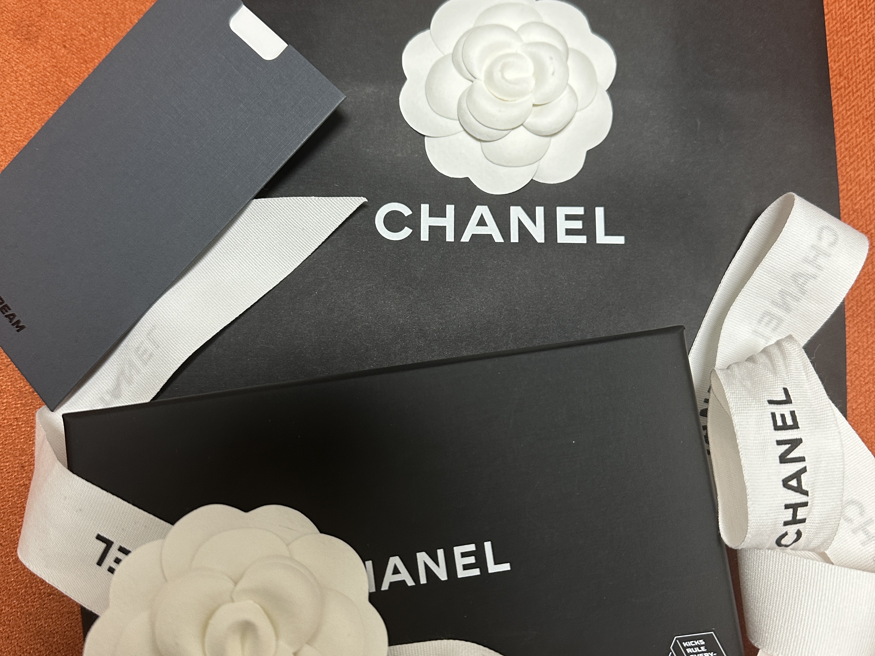 Chanel Classic Card Holder Grained Calfskin & Silver Black 착용 스타일