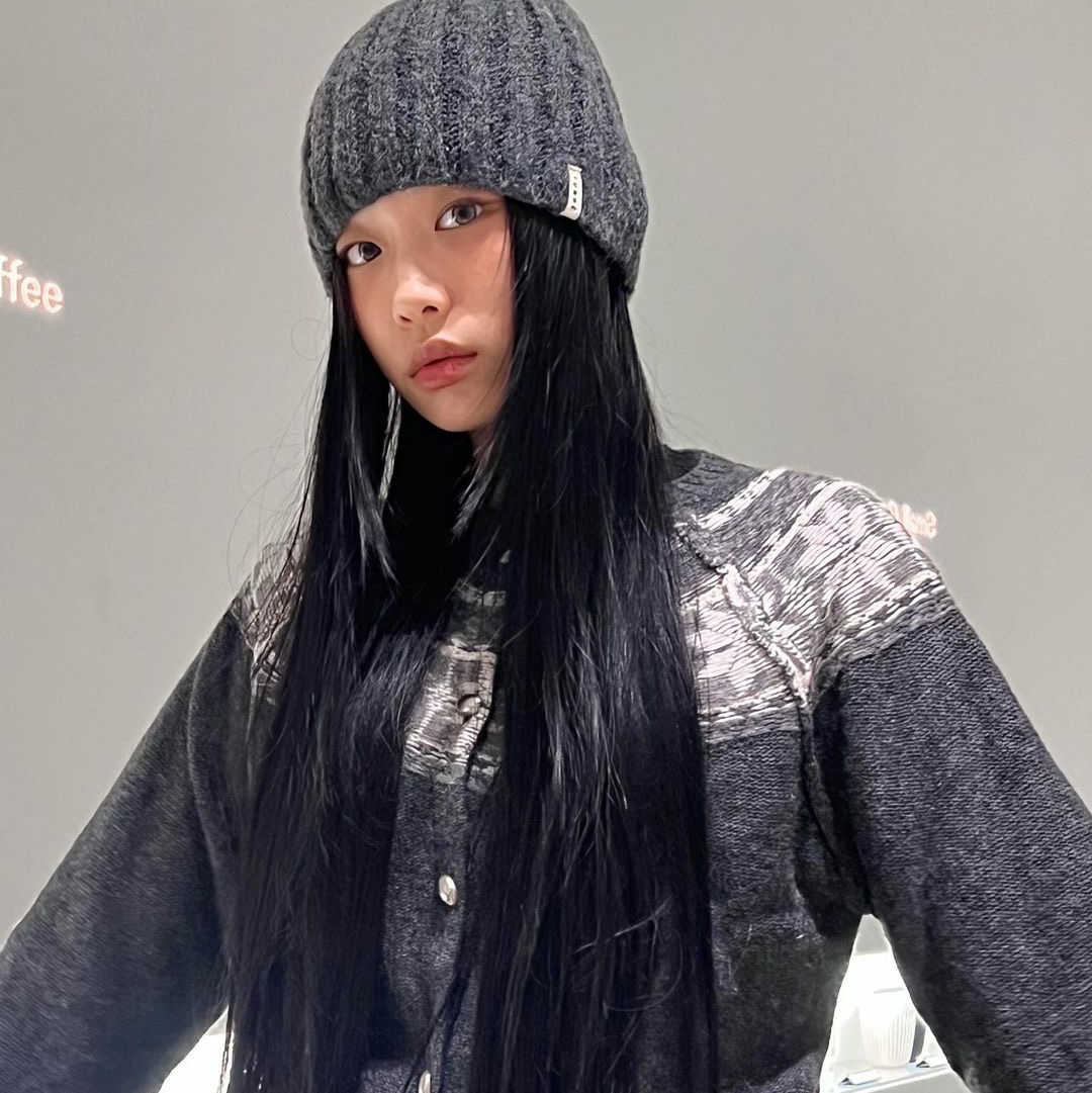 Yunse Women Nordic Cardigan Charcoal, [KREAM 단독] Yunse Hatch Logo Beanie Dark Grey 착용 스타일 - 2