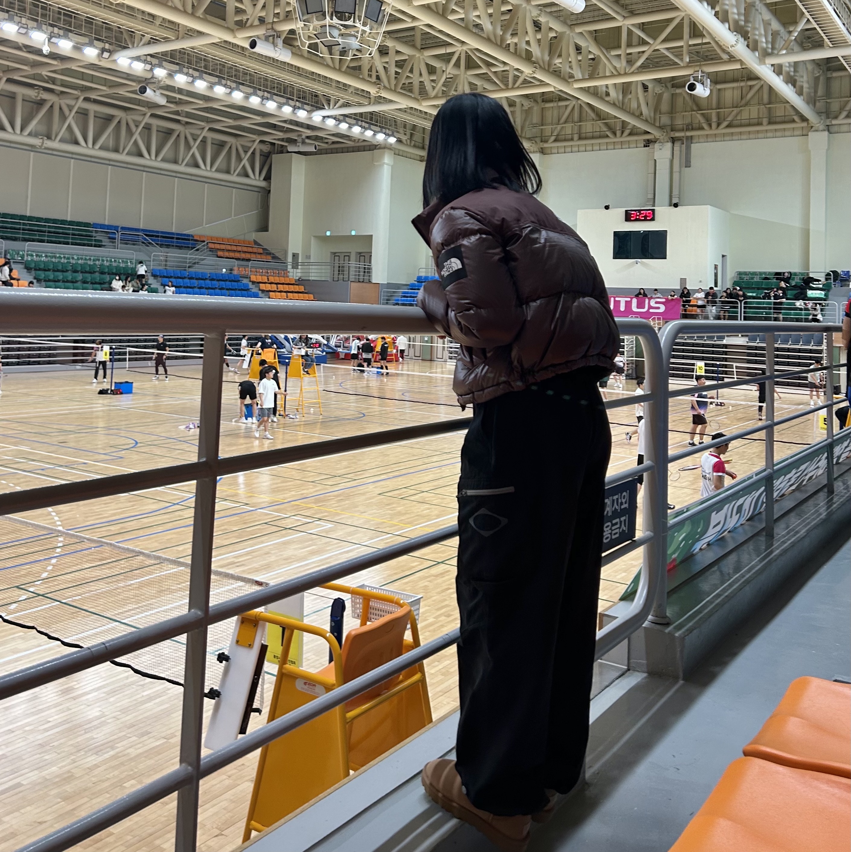 (W) UGG Classic Mini II Boots Chestnut, (W) Mischief Drawstring Pants Black 착용 스타일