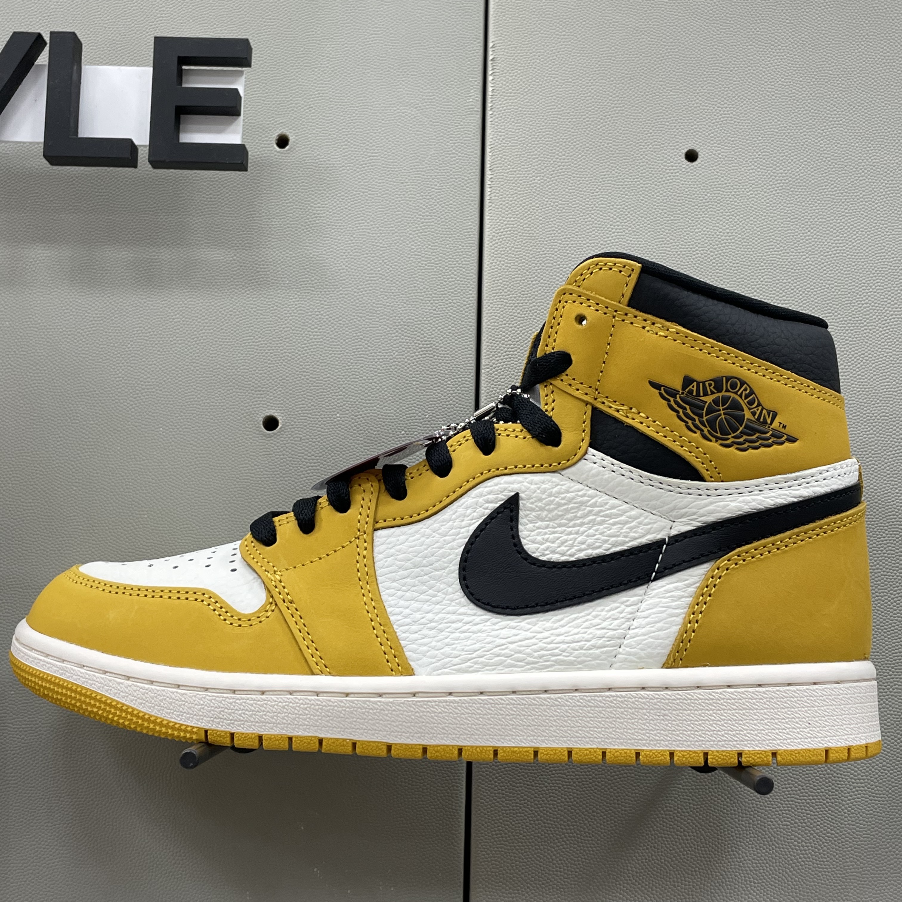 Jordan 1 Retro High OG Yellow Ochre 착용 스타일 - 1