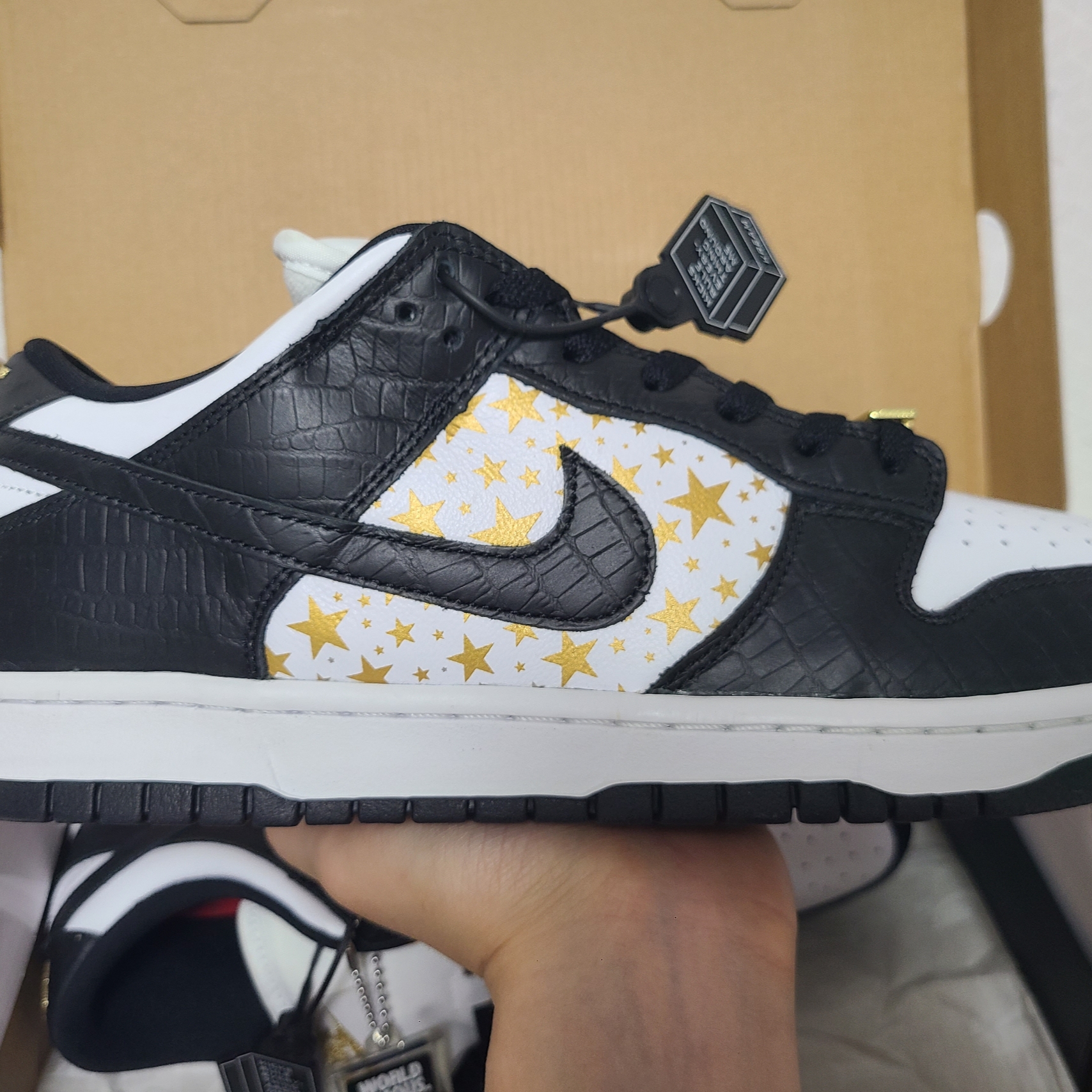 Nike x Supreme SB Dunk Low Black 착용 스타일 - 6