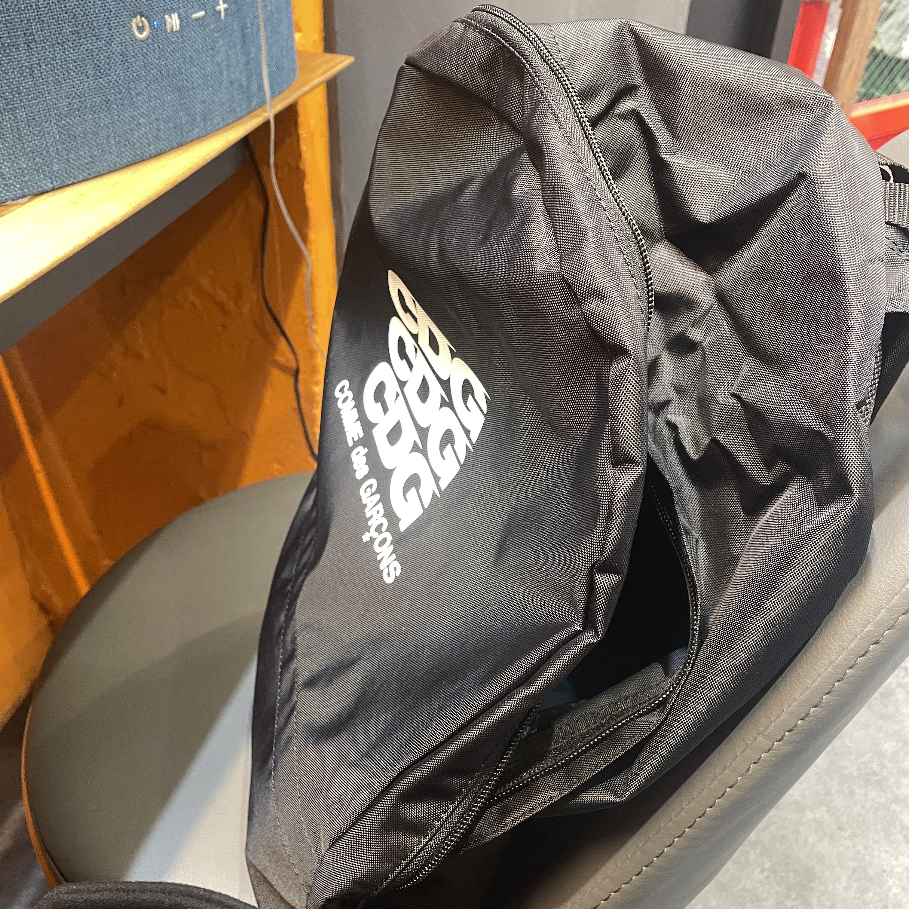 CDG Backpack Black 착용 스타일