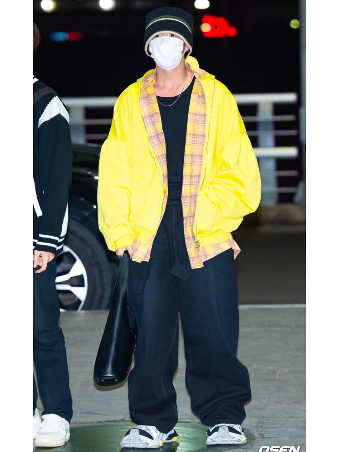 Balenciaga Cargo Sneakers Grey Black Yellow 착용 스타일