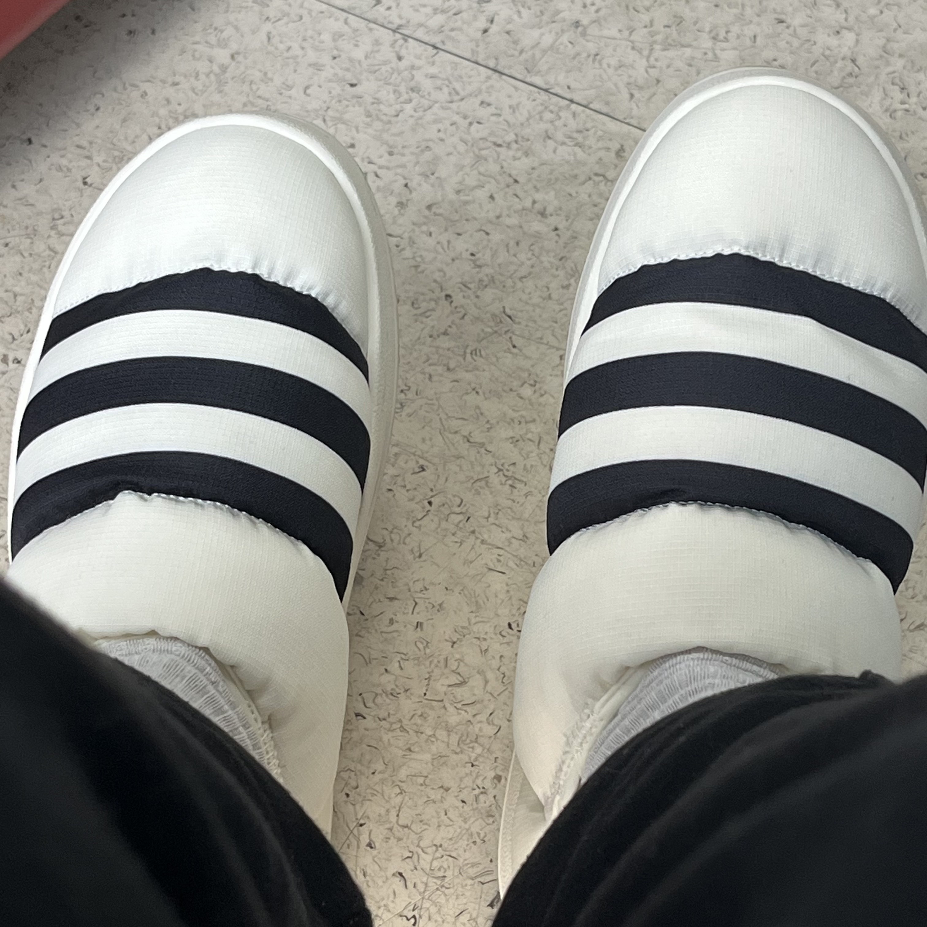Adidas Puffylette Off White 착용 스타일