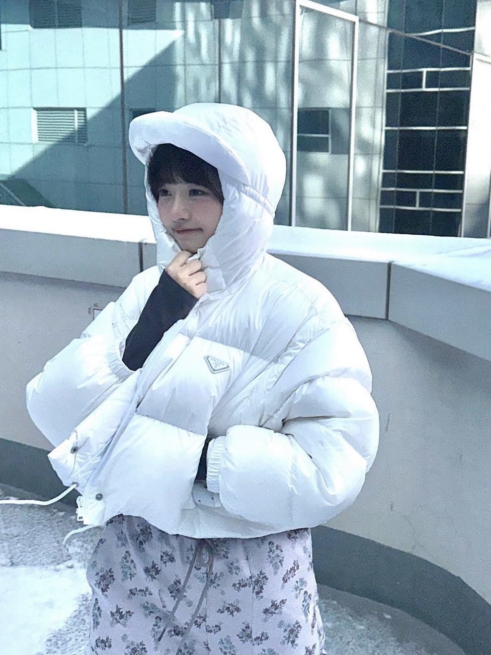 (W) Prada Re-Nylon Convertible Cropped Down Jacket White 착용 스타일 - 4