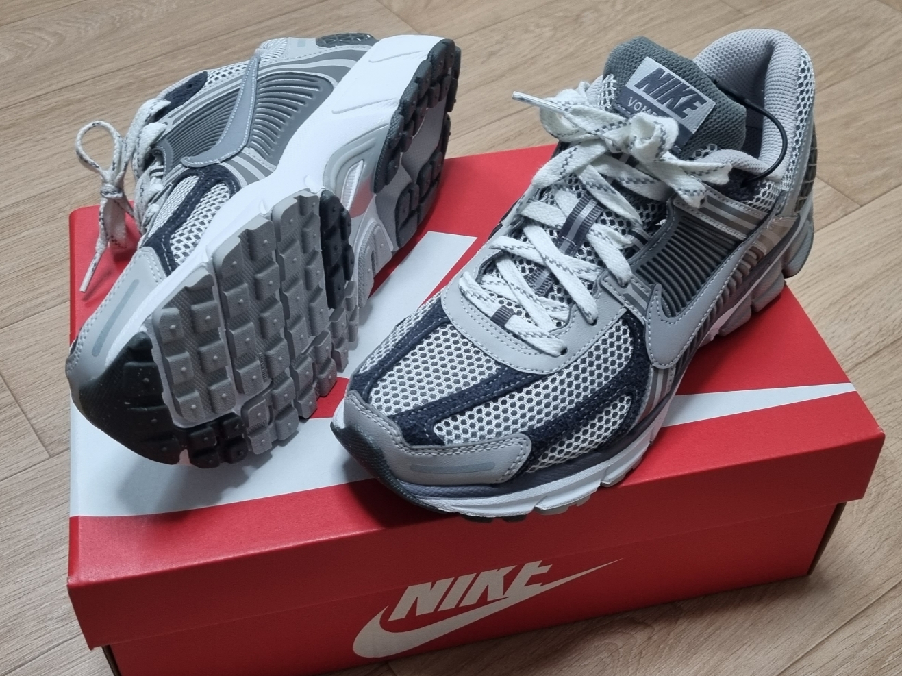 Nike Zoom Vomero 5 PRM Light Iron Ore and Flat Fewter 착용 스타일