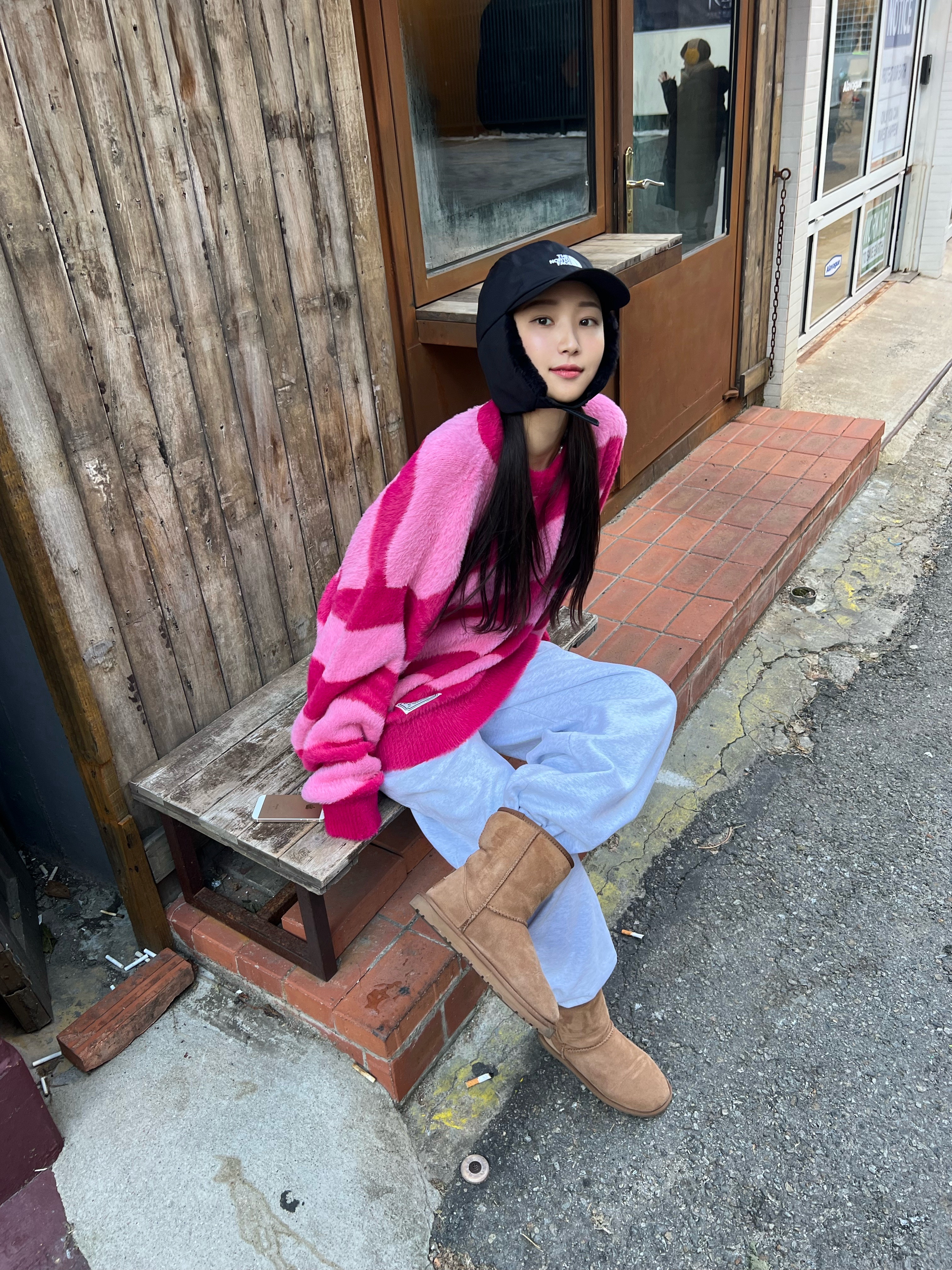 The North Face Drivent Earmuff Cap Black, (W) UGG Classic Short II Boots Chestnut 착용 스타일