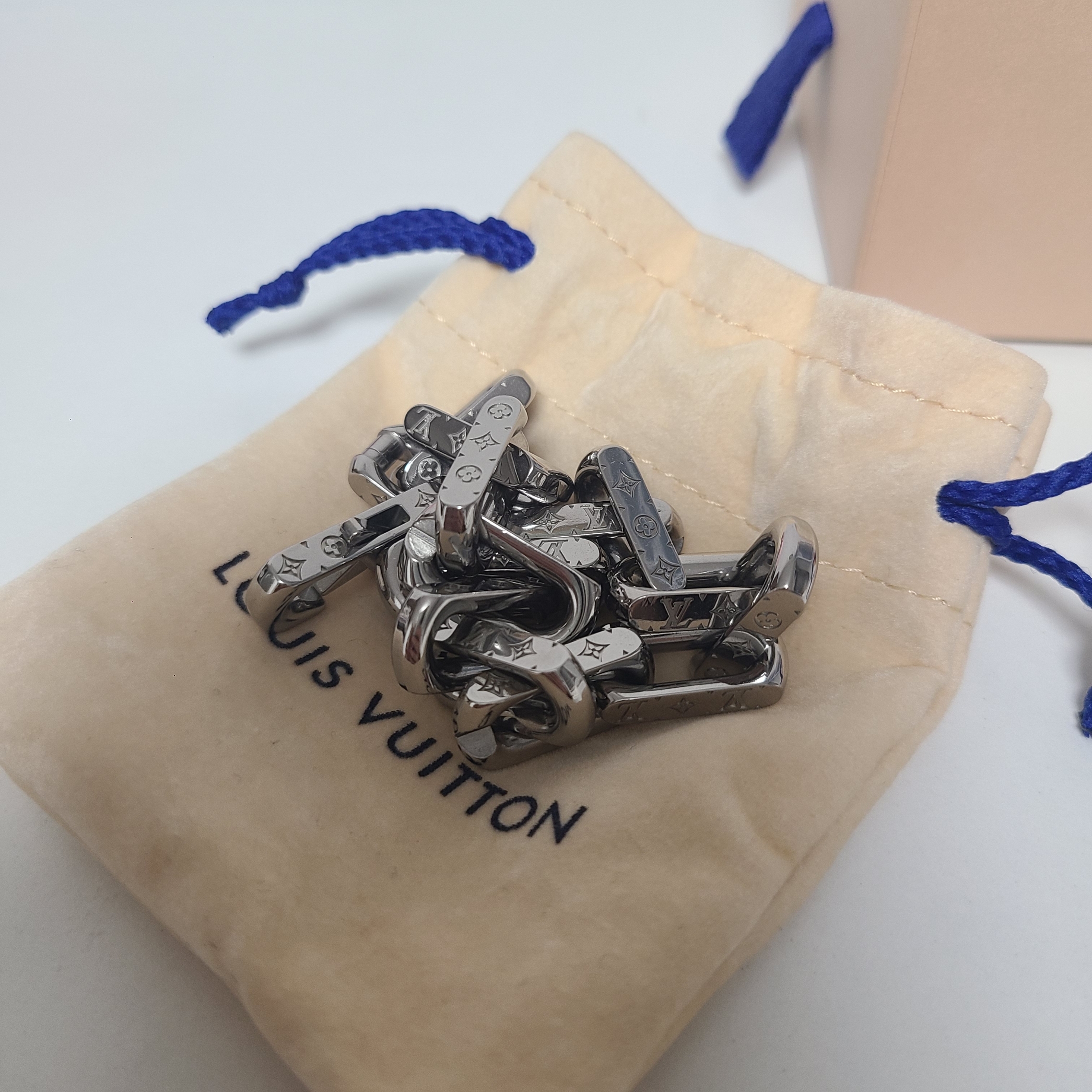 Louis Vuitton Monogram Chain Bracelet Silver 착용 스타일 - 2