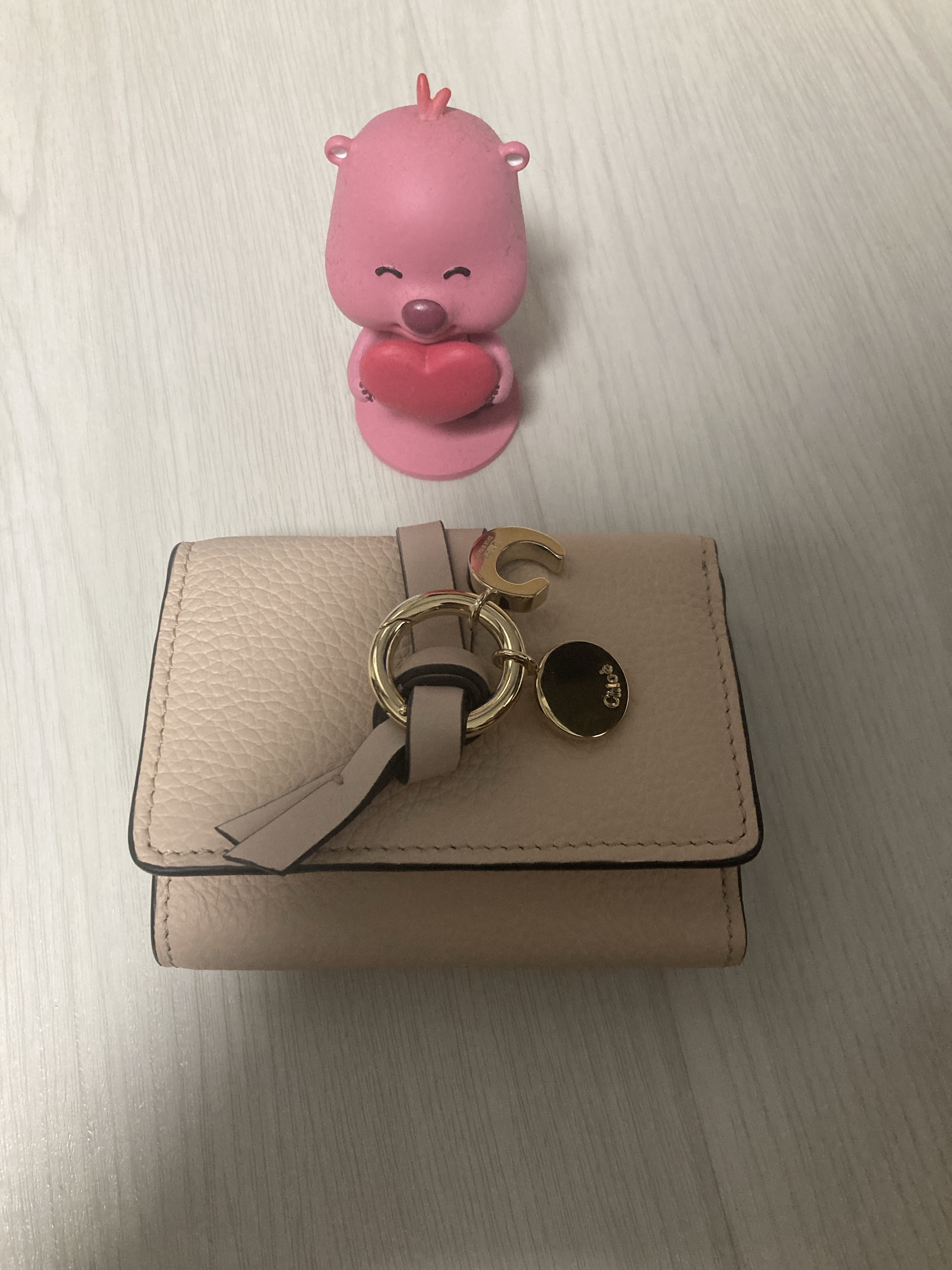 Chloe Alphabet Mini Tri-Fold Wallet Cement Pink 착용 스타일 - 1
