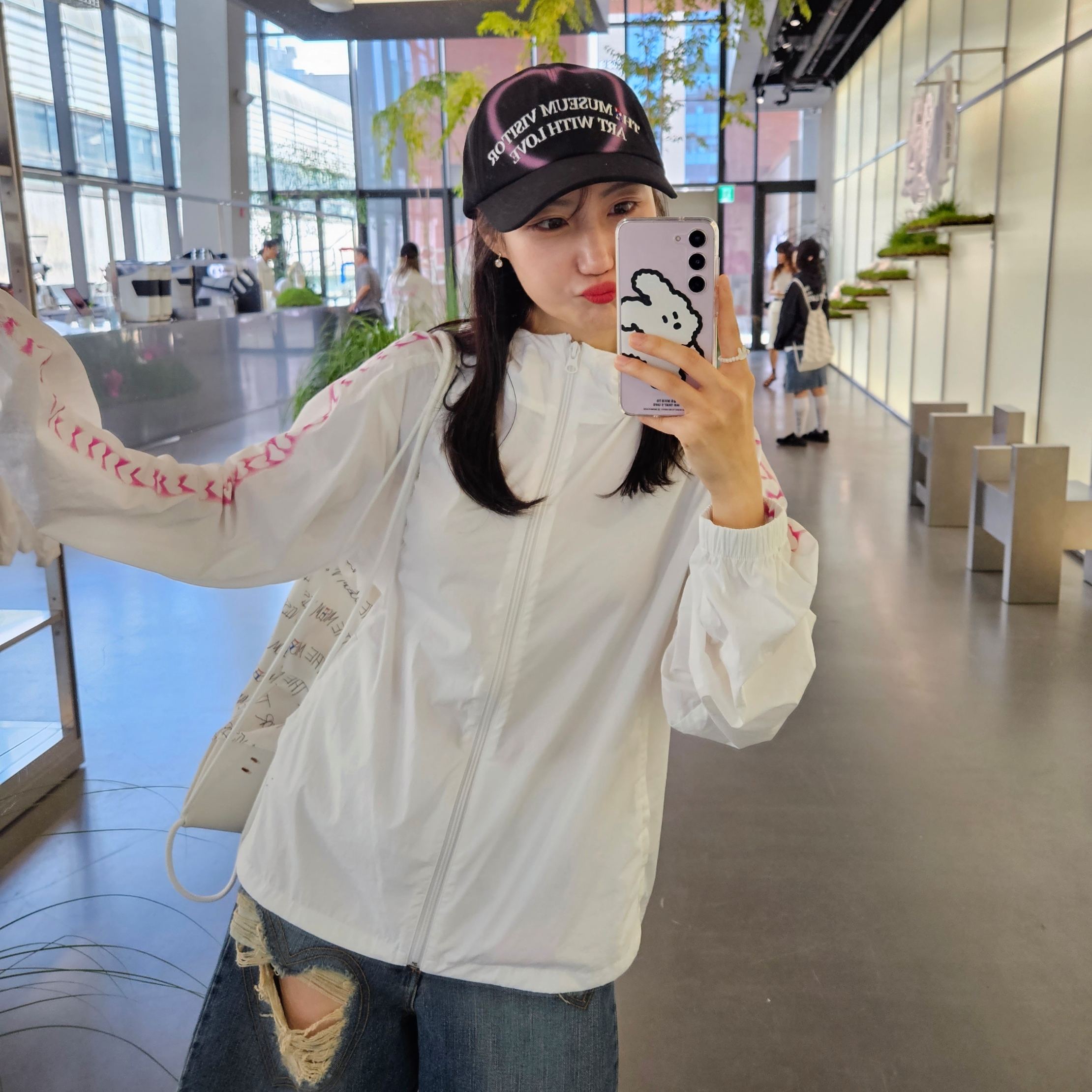 The Museum Visitor x Fila Ball Cap Black, The Museum Visitor x Fila Heart Line Windbreaker White 착용 스타일 - 3