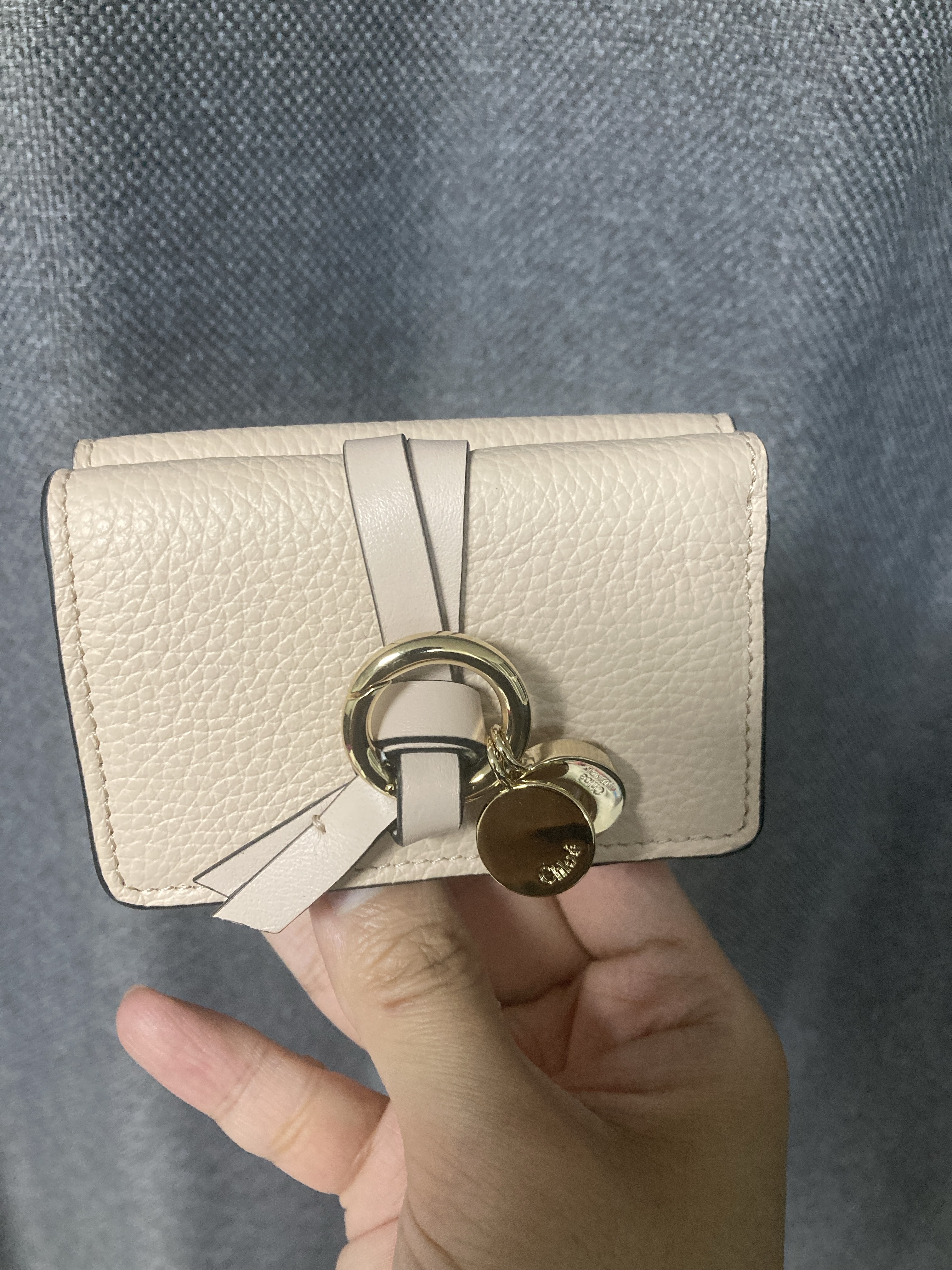 Chloe Alphabet Mini Tri-Fold Wallet Cement Pink 착용 스타일 - 2