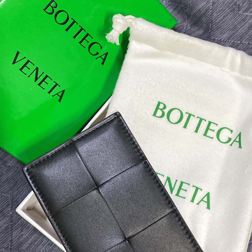 Bottega Veneta Credit Card Case Lambskin & Calfskin Black 착용 스타일