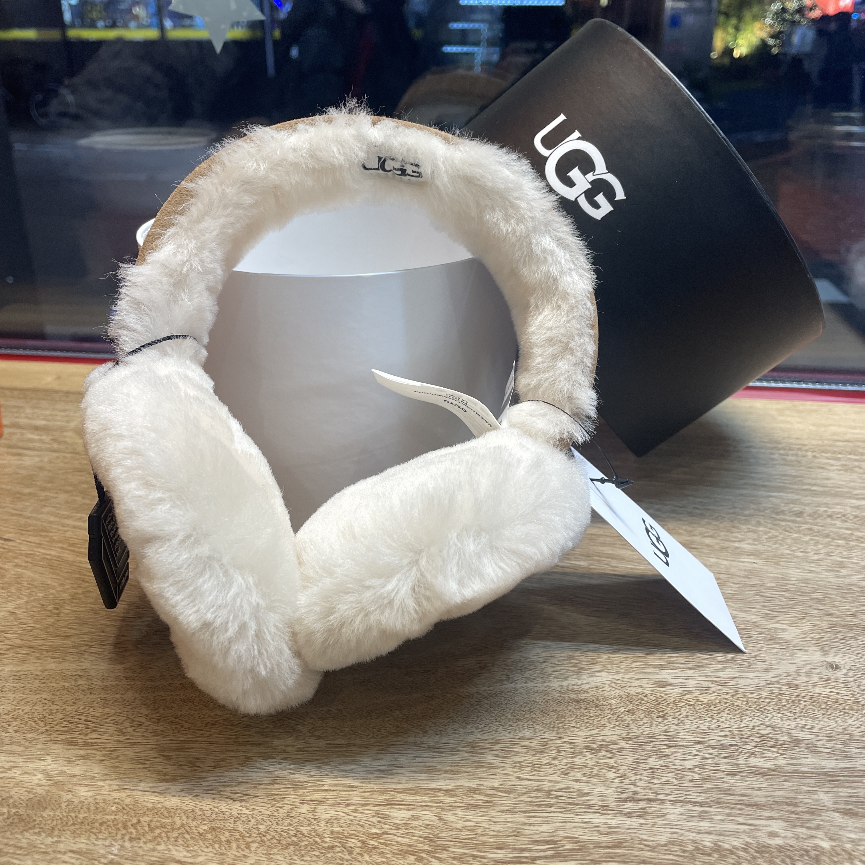 (W) UGG Embroidered Logo Earmuff Chestnut 착용 스타일 - 2