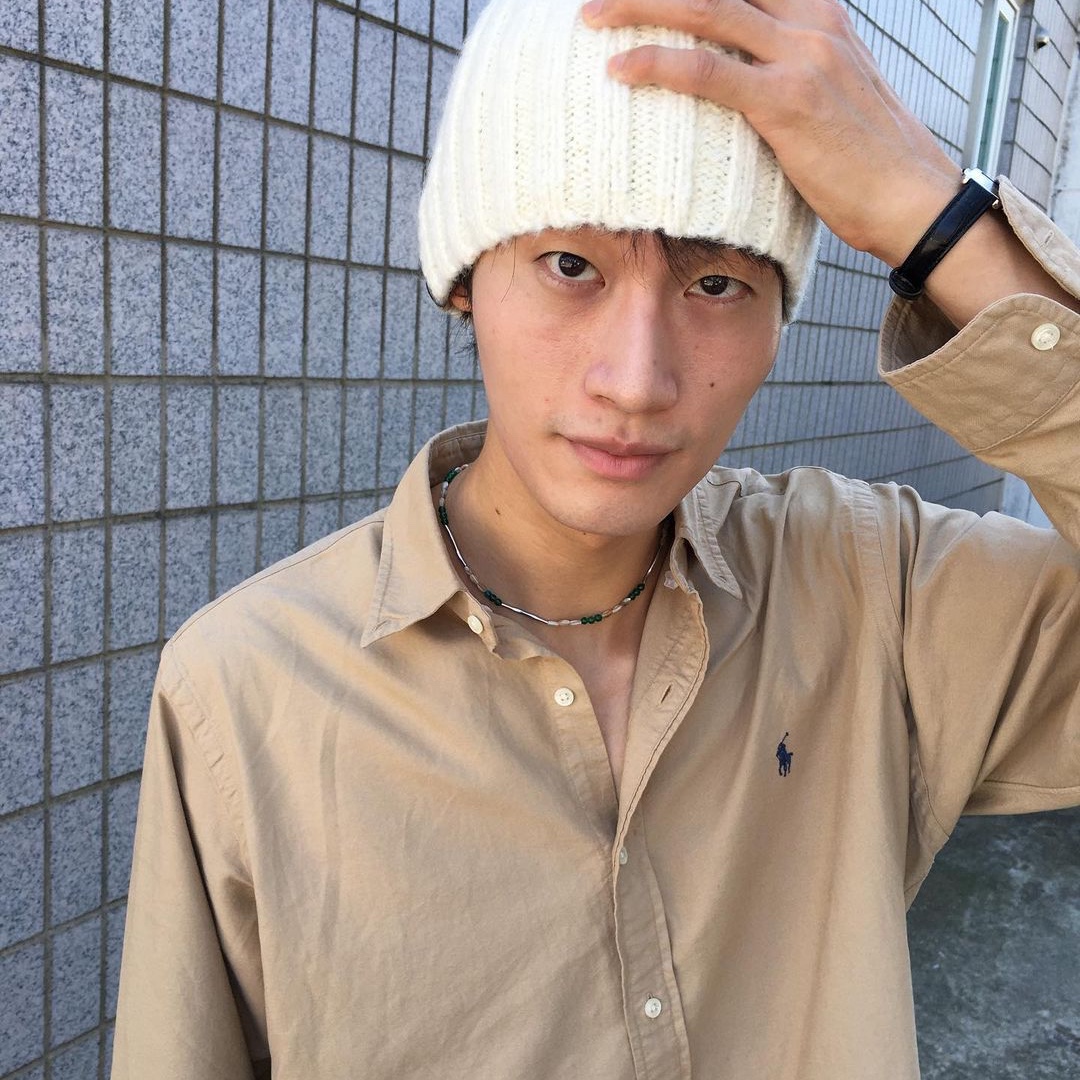[KREAM 단독] Yunse Hatch Logo Beanie White 착용 스타일 - 1