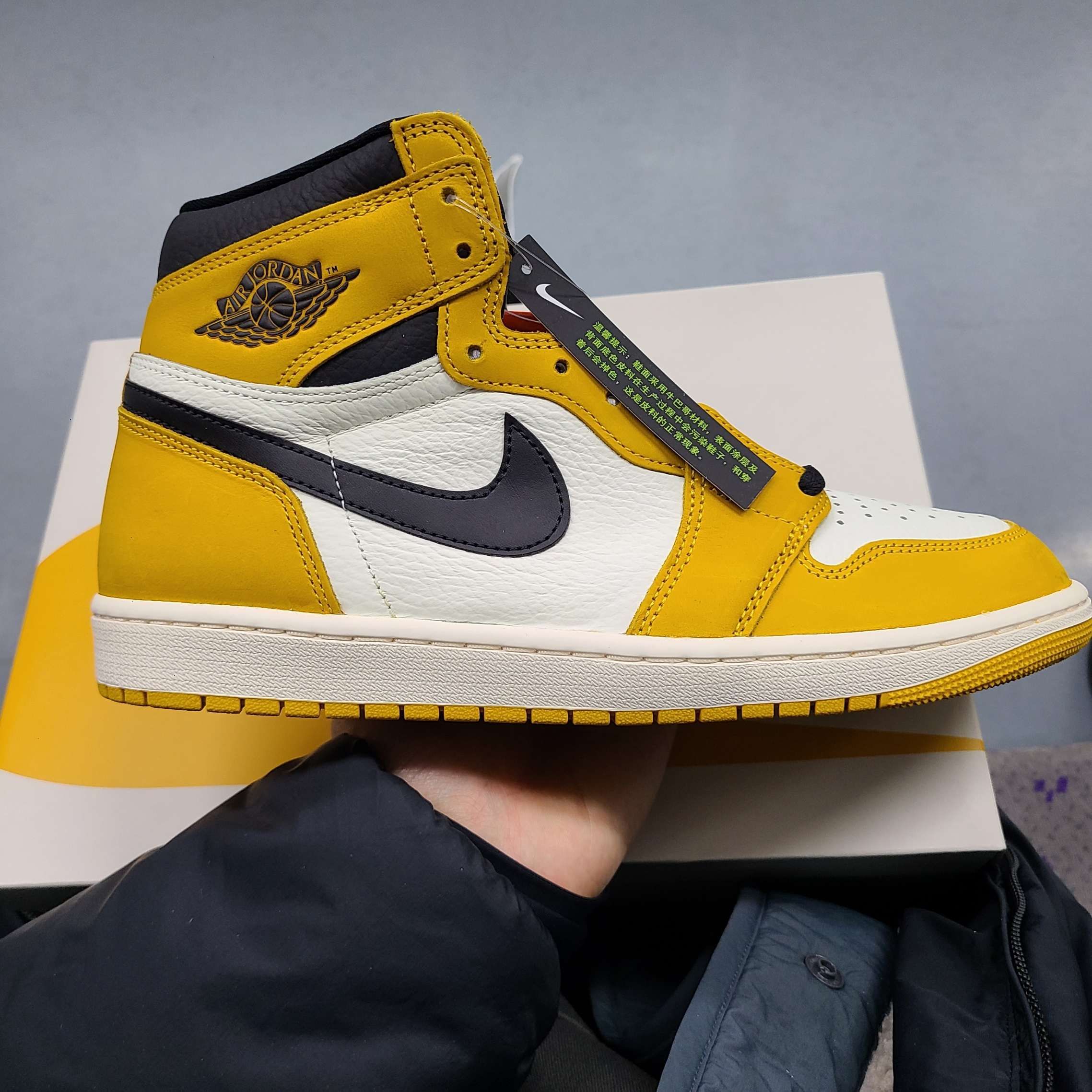 Jordan 1 Retro High OG Yellow Ochre 착용 스타일 - 3