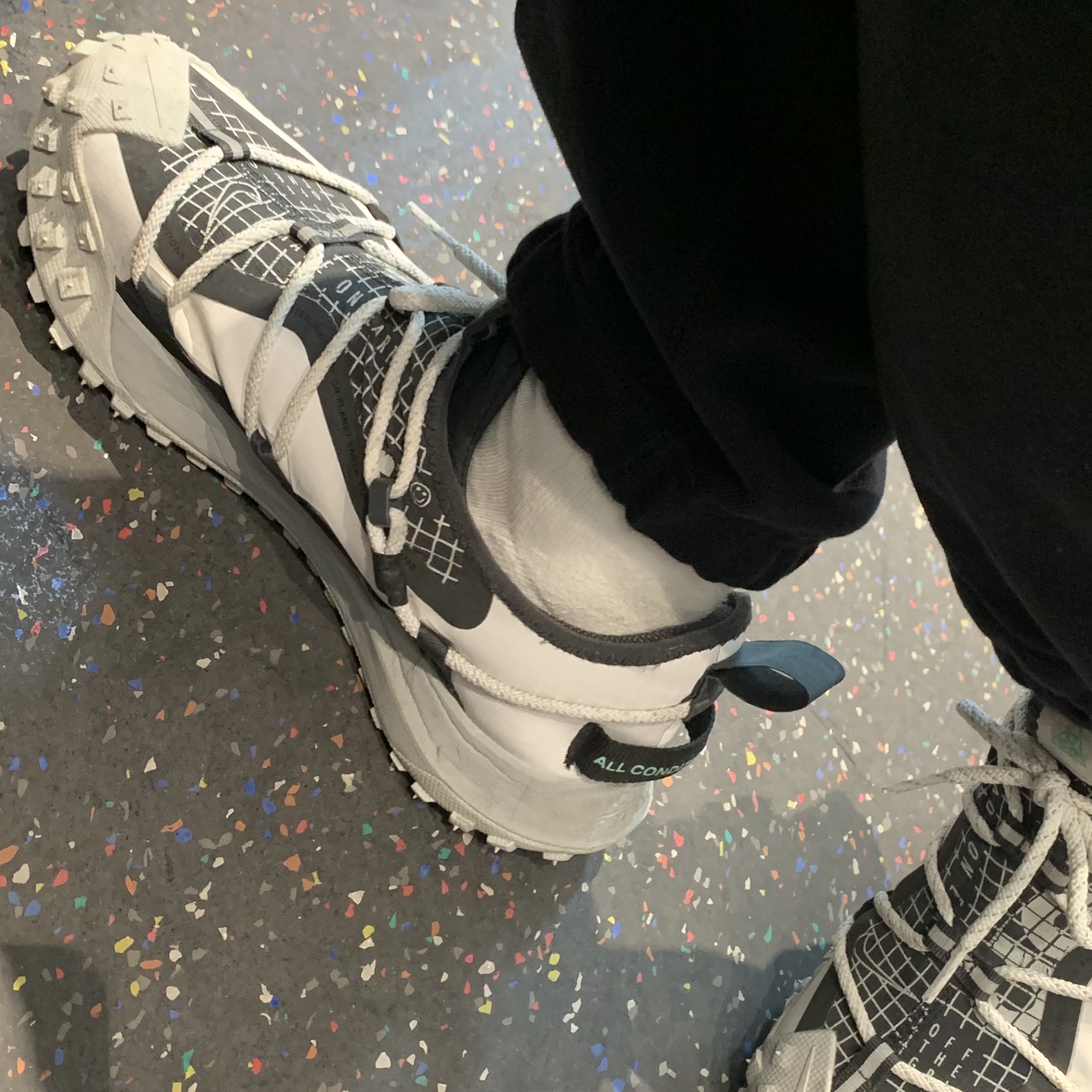 Nike ACG Mountain Fly Low SE White and Black, Nike ACG T-Shirt Summit White - Asia 착용 스타일 - 2