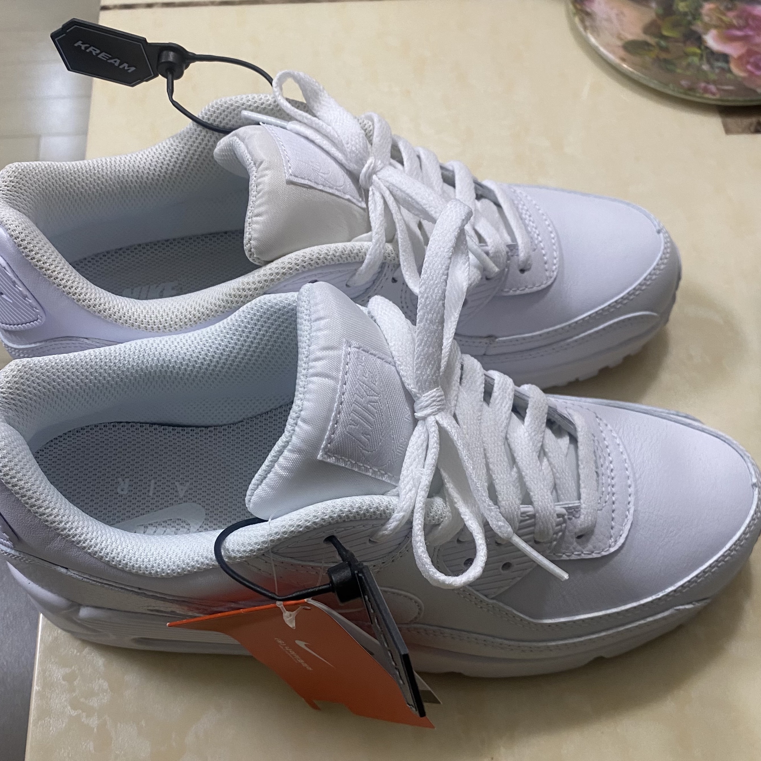 Nike Air Max 90 LTR Triple White 착용 스타일