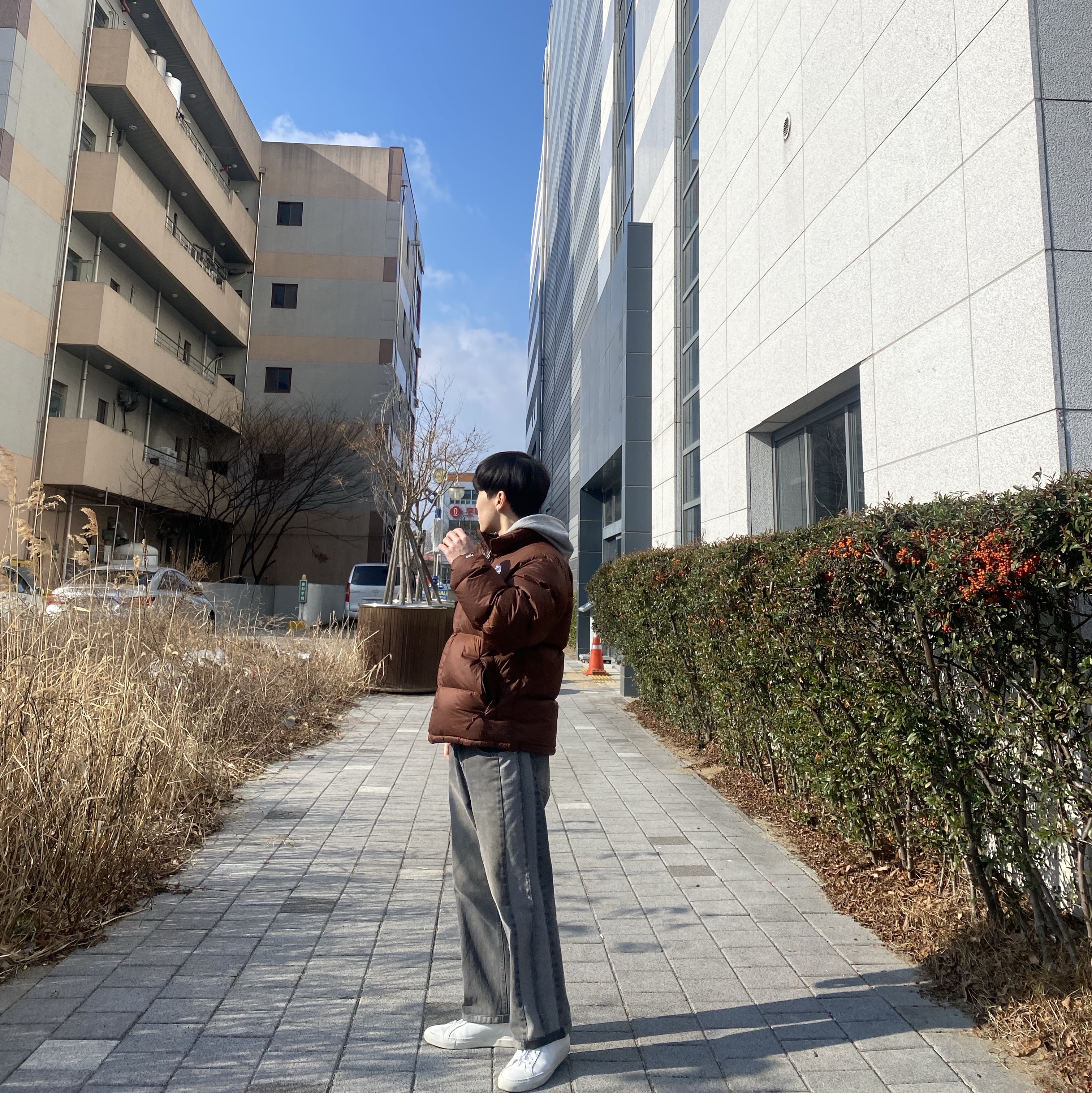 The North Face 1996 Retro Nuptse Jacket Dark Oak 착용 스타일 - 1