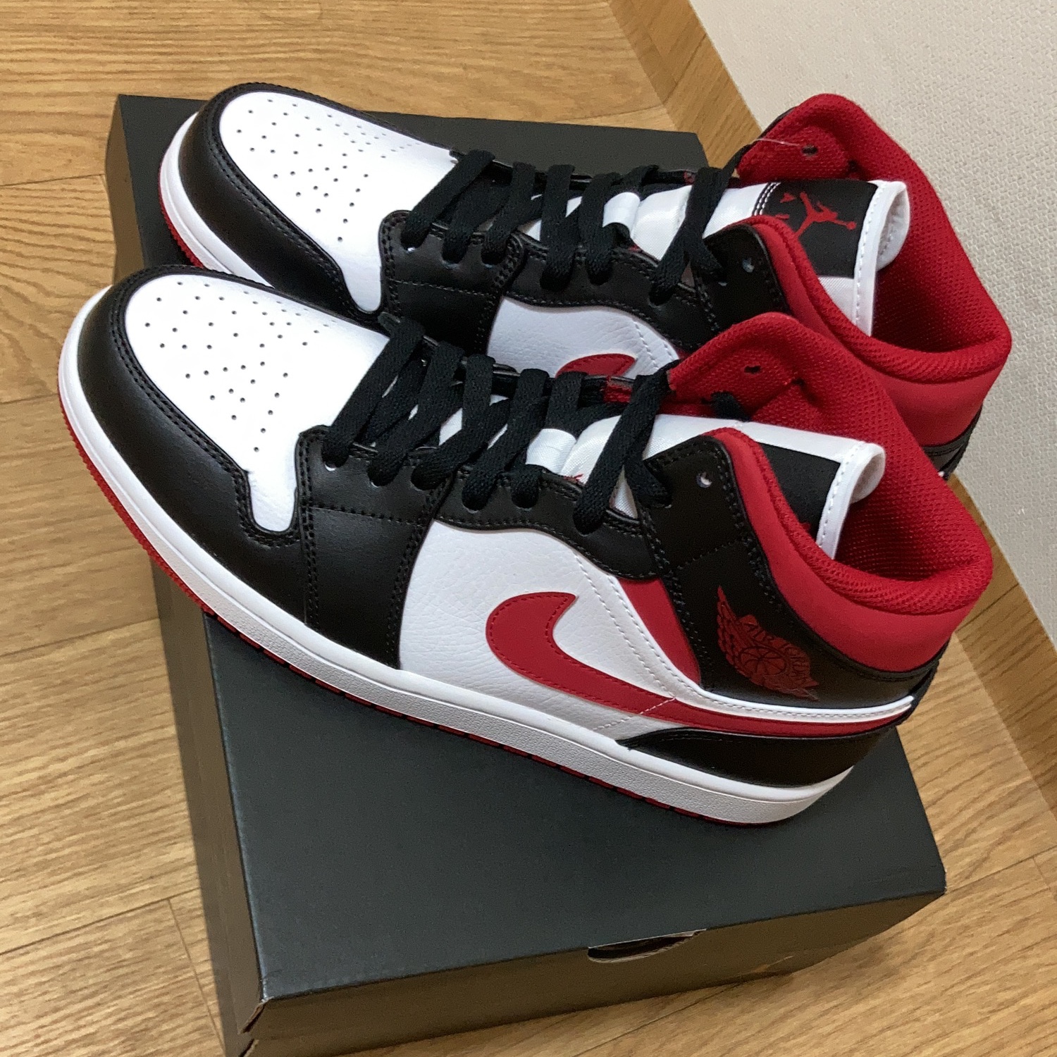 Jordan 1 Mid Gym Red Black White 착용 스타일