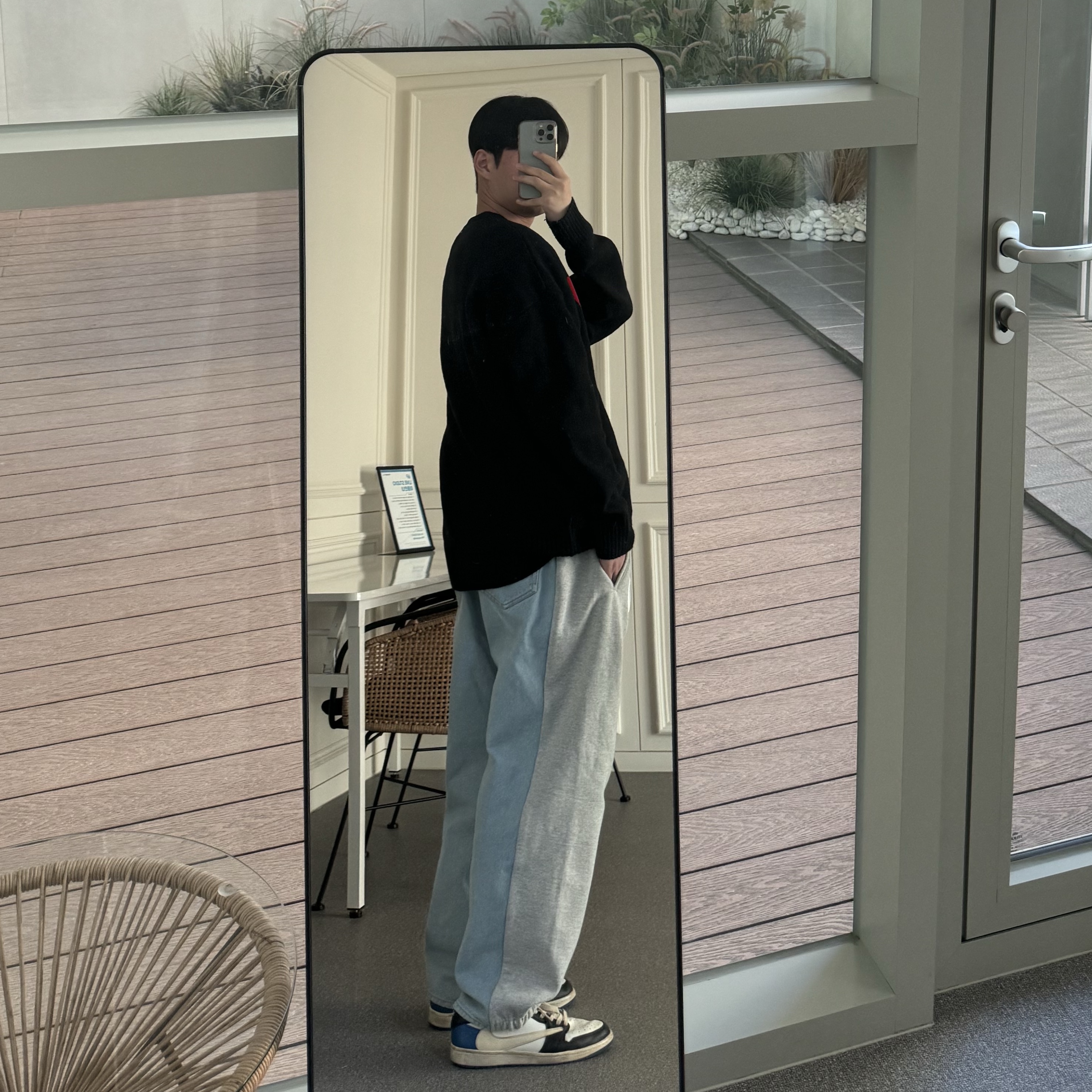 Supreme x Bless Sweatpant Jean Heather Grey - 23FW, AMI de Coeur Oversize Intarsia Sweater Black Red 착용 스타일 - 2