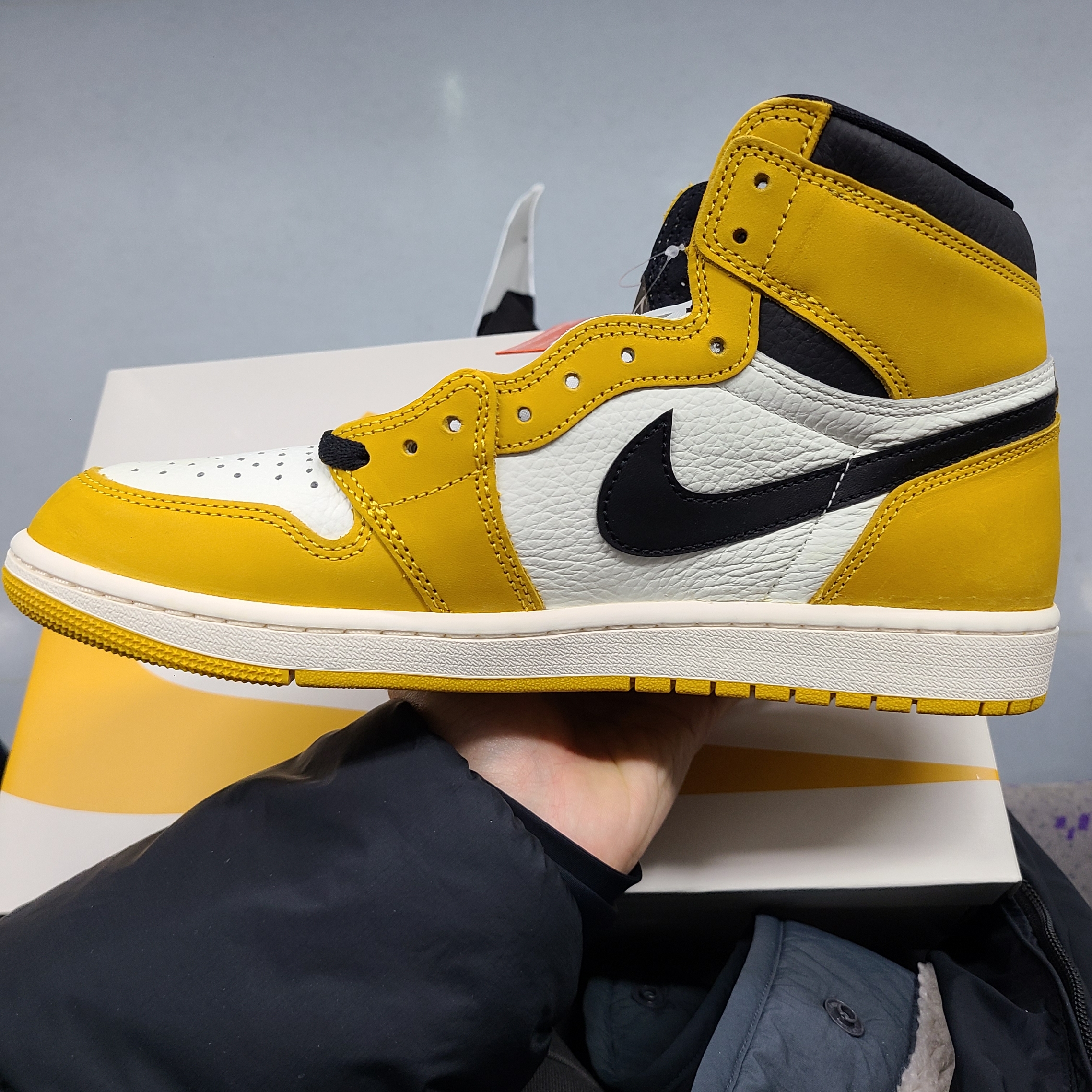 Jordan 1 Retro High OG Yellow Ochre 착용 스타일 - 4