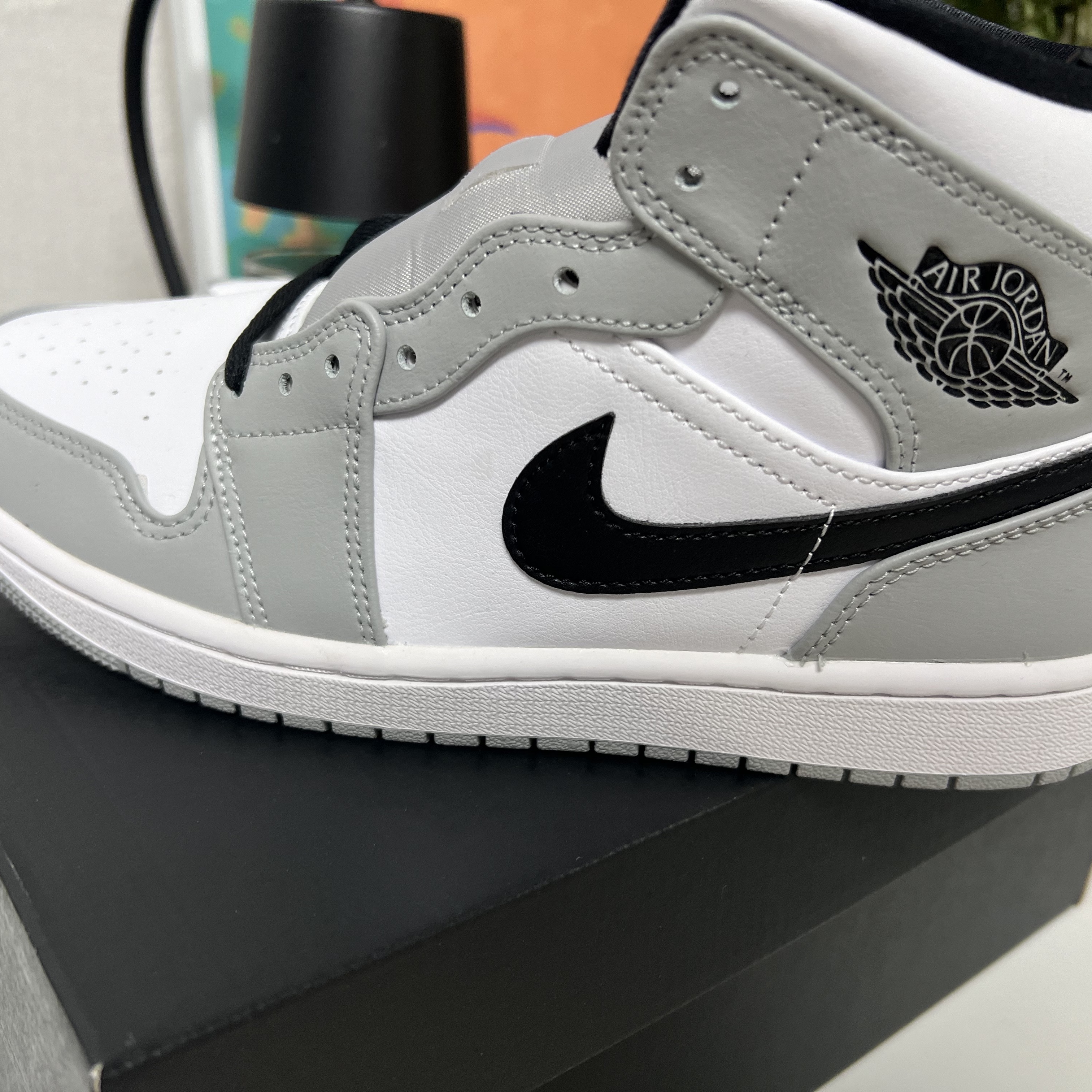 Jordan 1 Mid Light Smoke Grey 착용 스타일 - 2