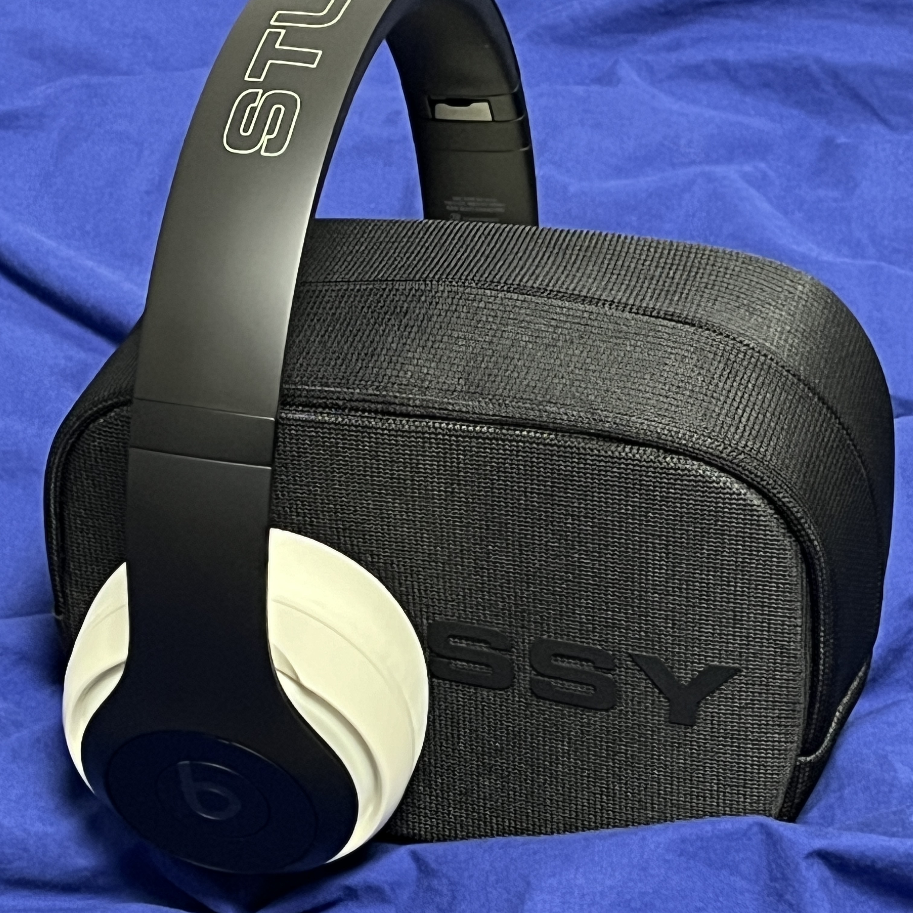 Stussy x Beats Studio Pro Wireless Headphone Black (Korean Ver.) 착용 스타일 - 6