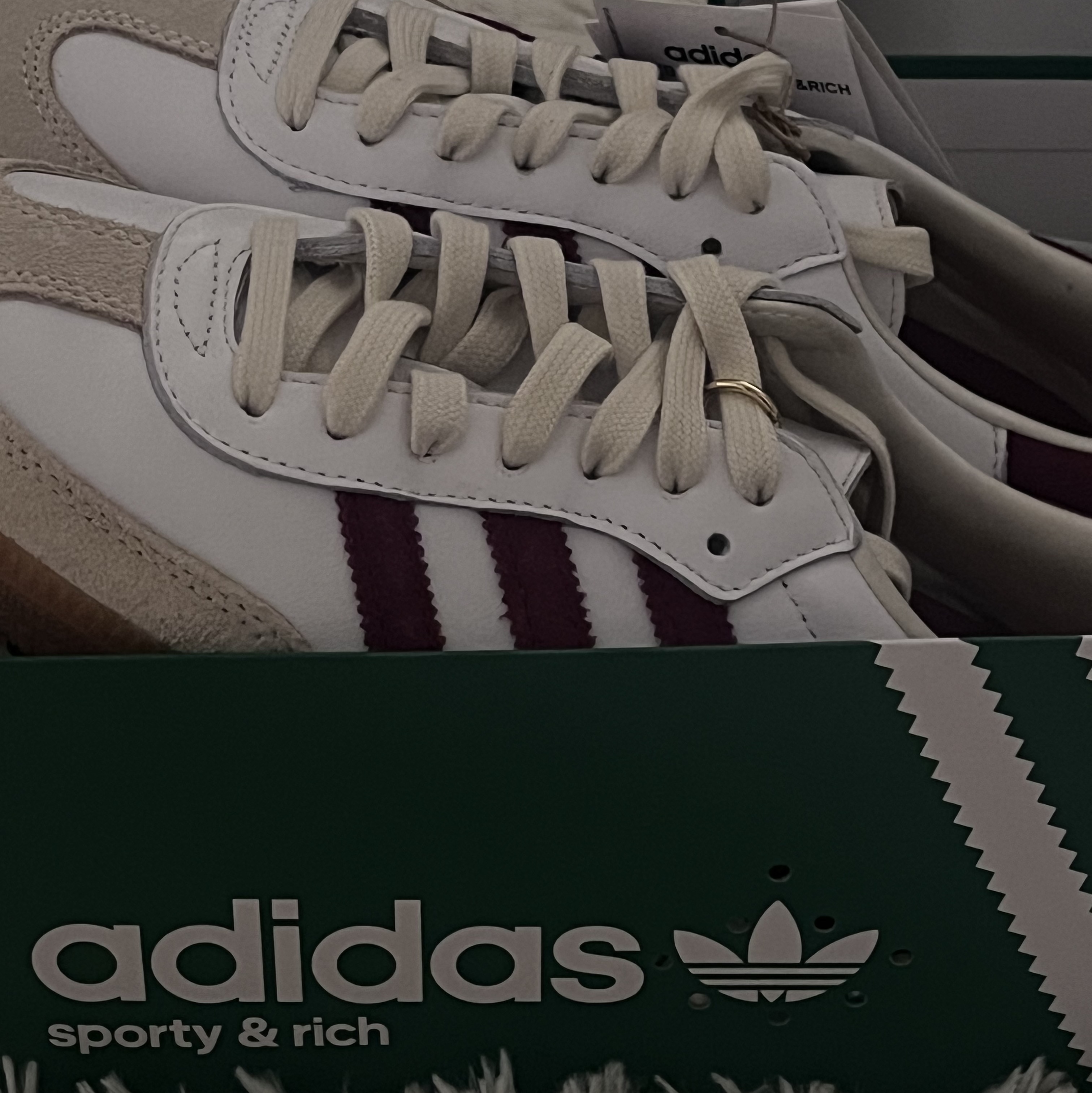 Adidas x Sporty & Rich Samba OG Cloud White Collegiate Burgundy 착용 스타일 - 2