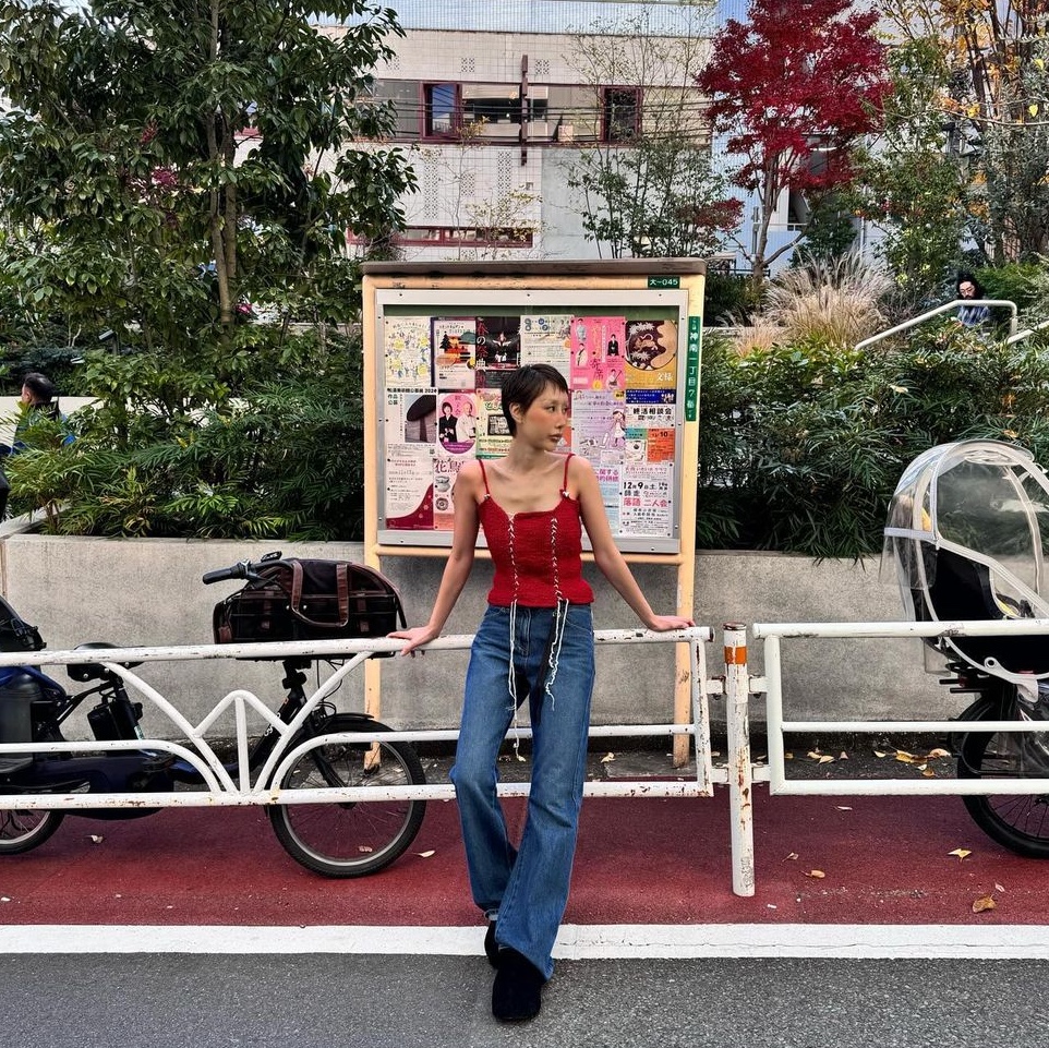 Yunse Women Pierced Curved Denim Blue 착용 스타일 - 1