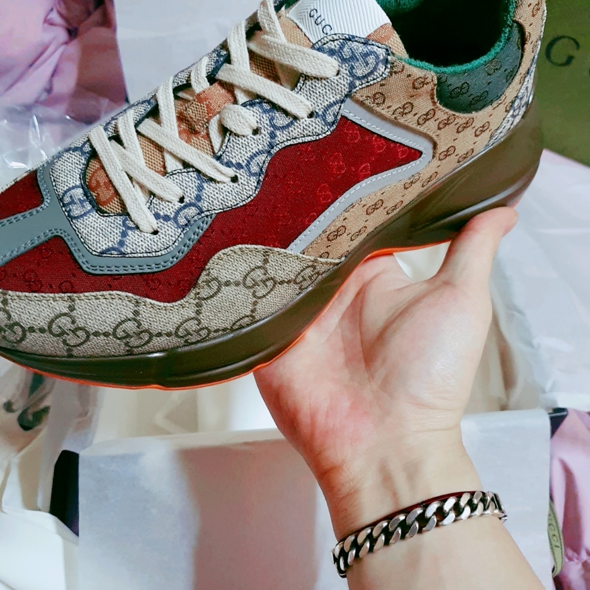 (W) Gucci GG Rhyton Sneaker Brick Red Original GG Canvas 착용 스타일 - 2